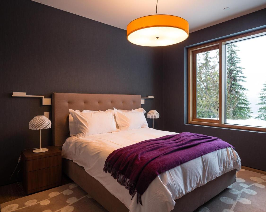 Kadenwood Serenity Estate | Exquisite Luxury W/ Breathtaking Views, Hot Tub & Private Gondola Holiday home *