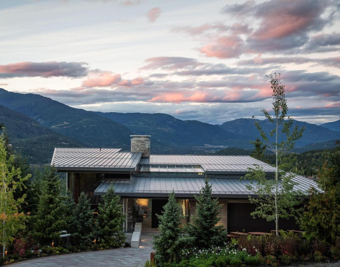 Kadenwood Serenity Estate | Exquisite Luxury W/ Breathtaking Views, Hot Tub & Private Gondola Holiday home *
