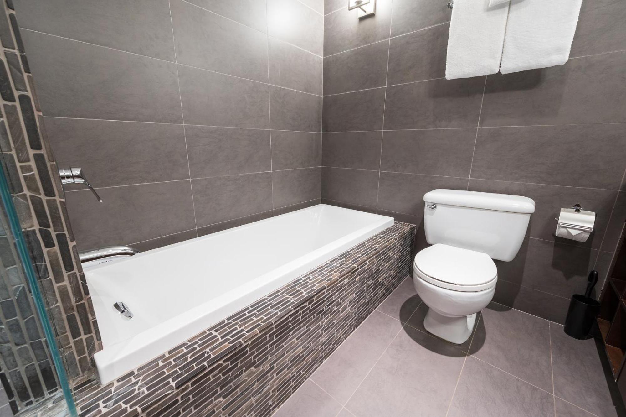 Beautiful And Spacious 2br By Harmony *