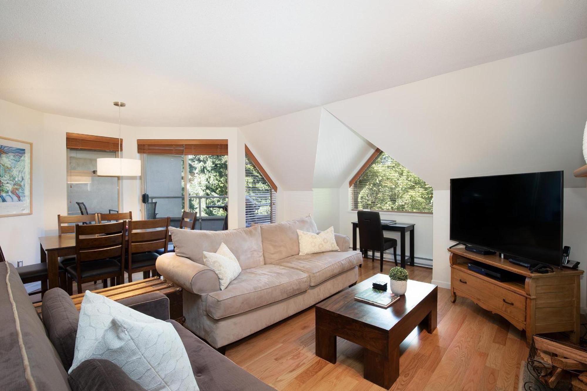 Holiday home Gleneagle 29 | Family-friendly Townhouse, 700m To Blackcomb Base, Wood-burning Fireplace Whistler