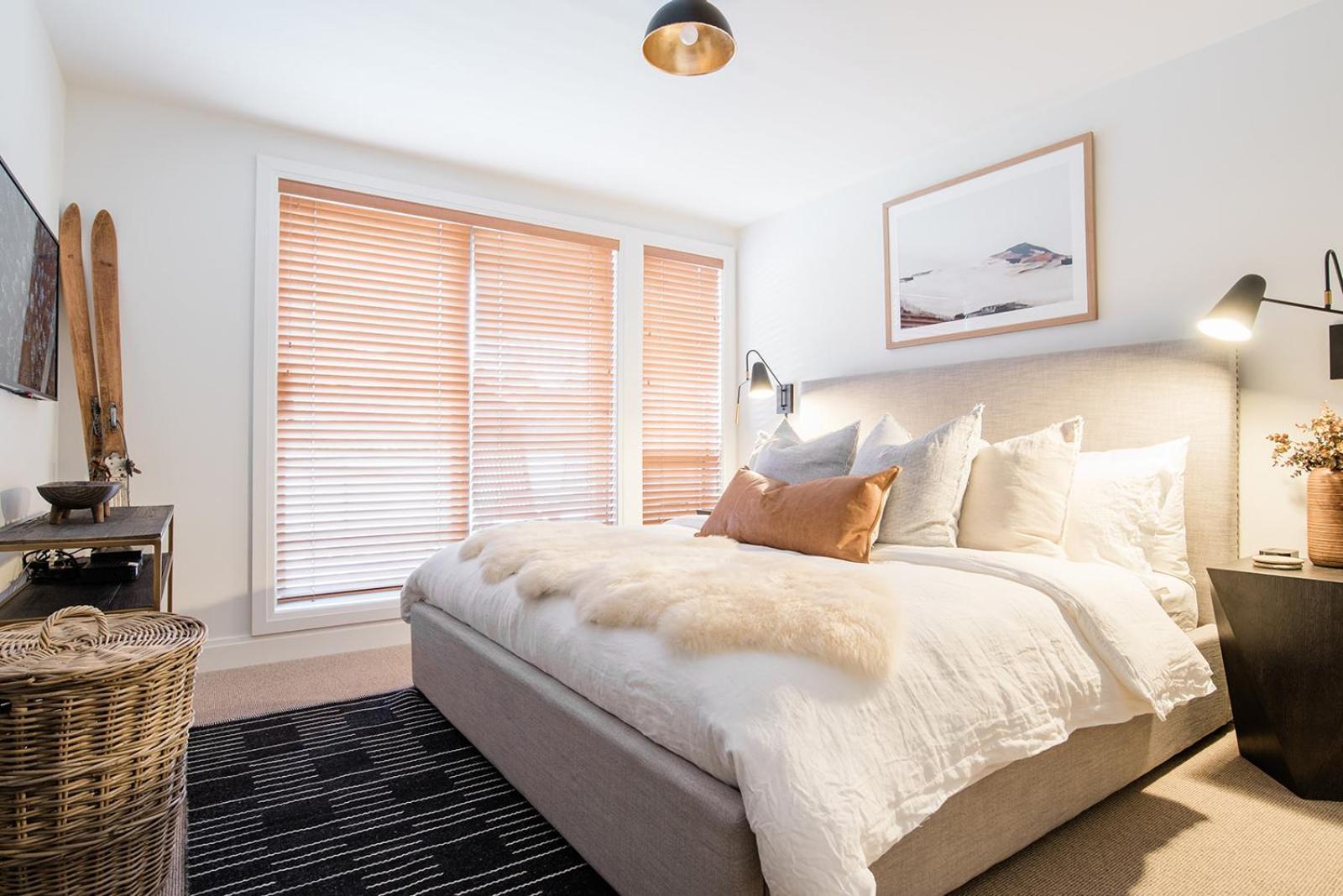 Spacious Renovated Montebello Townhome And Deluxe Private Hot Tub Hosted By Ideal