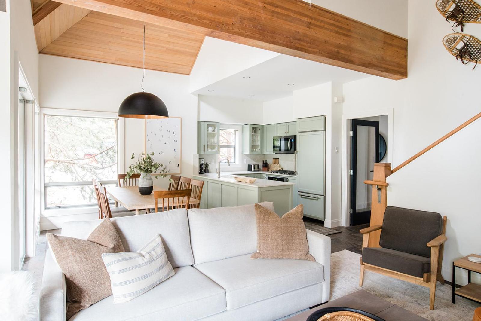 Spacious Renovated Montebello Townhome And Deluxe Private Hot Tub Hosted By Ideal Holiday home *