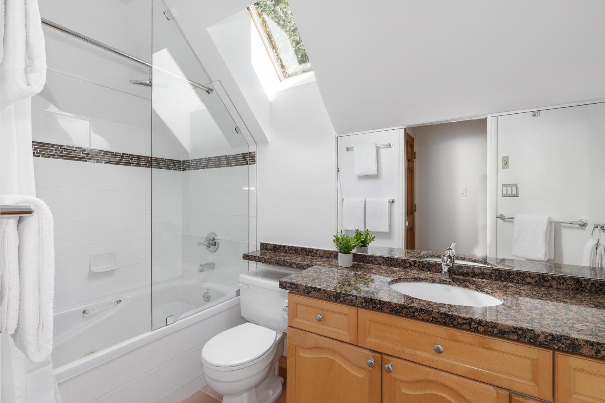 Holiday home Gleneagle 29 | Family-friendly Townhouse, 700m To Blackcomb Base, Wood-burning Fireplace Whistler
