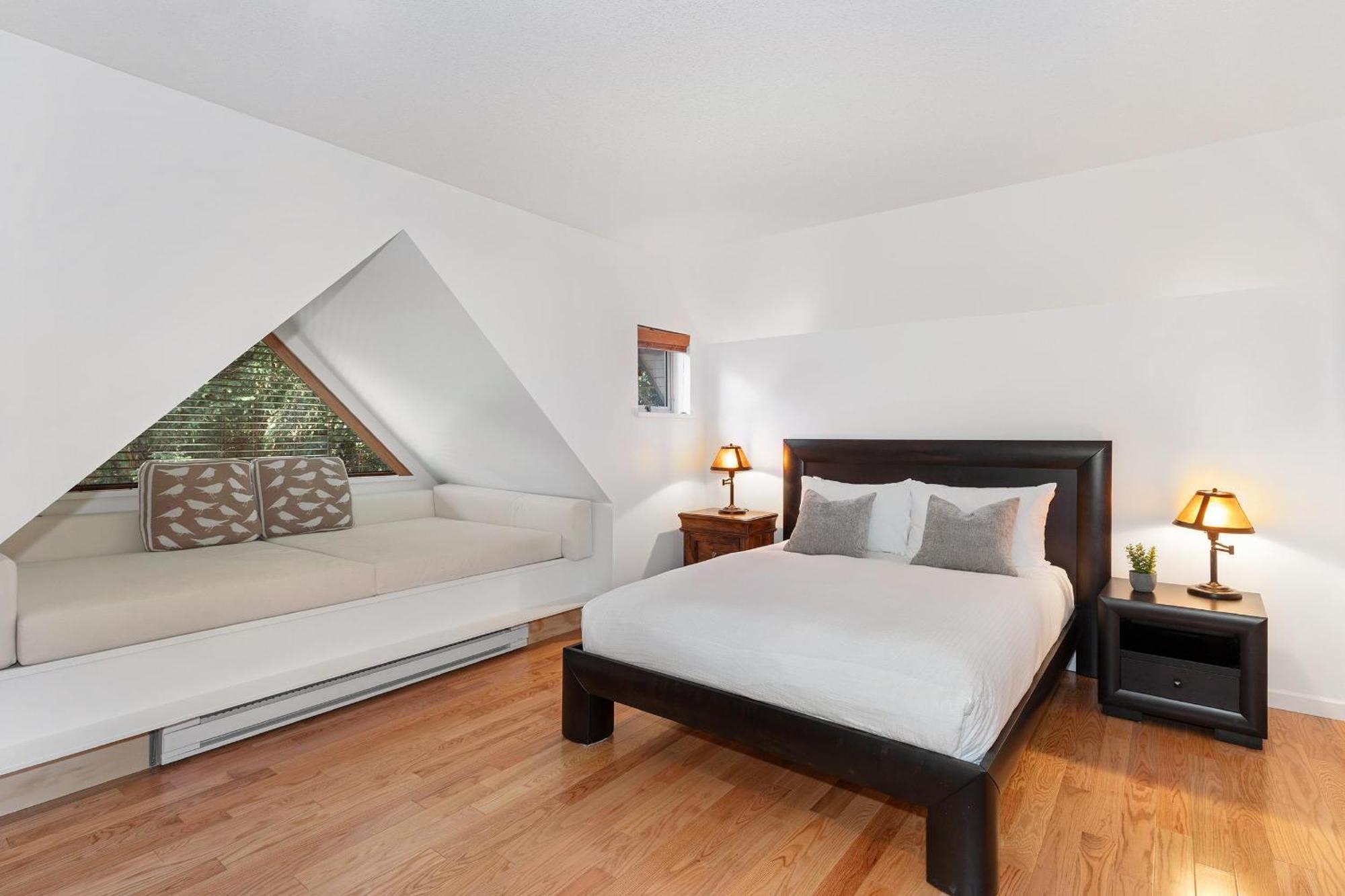 Gleneagle 29 | Family-friendly Townhouse, 700m To Blackcomb Base, Wood-burning Fireplace Holiday home *