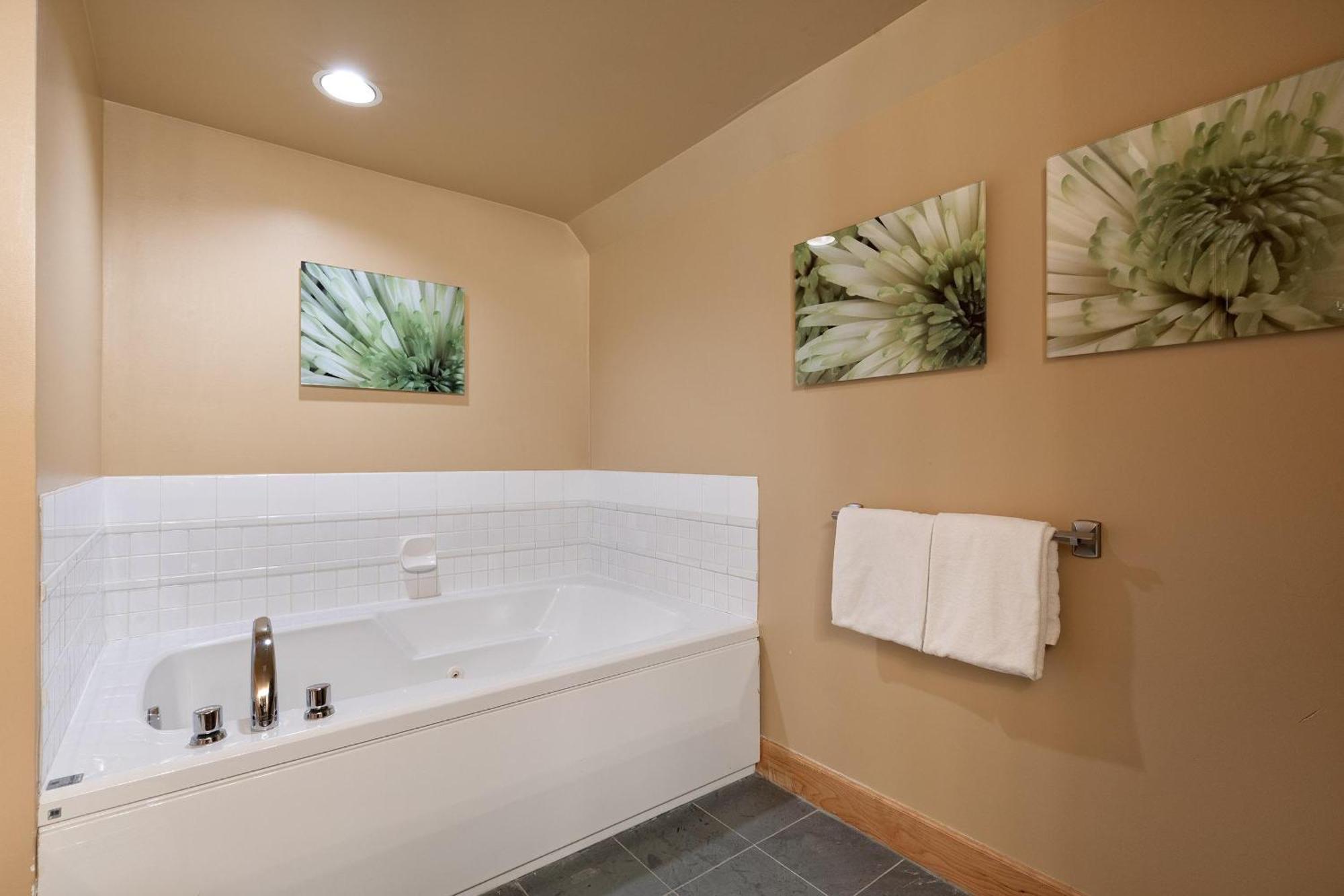 Alpine Greens 8 | Bright Townhome Near Blackcomb, Walk Or Shuttle To Skiing, Secure Parking Holiday home *