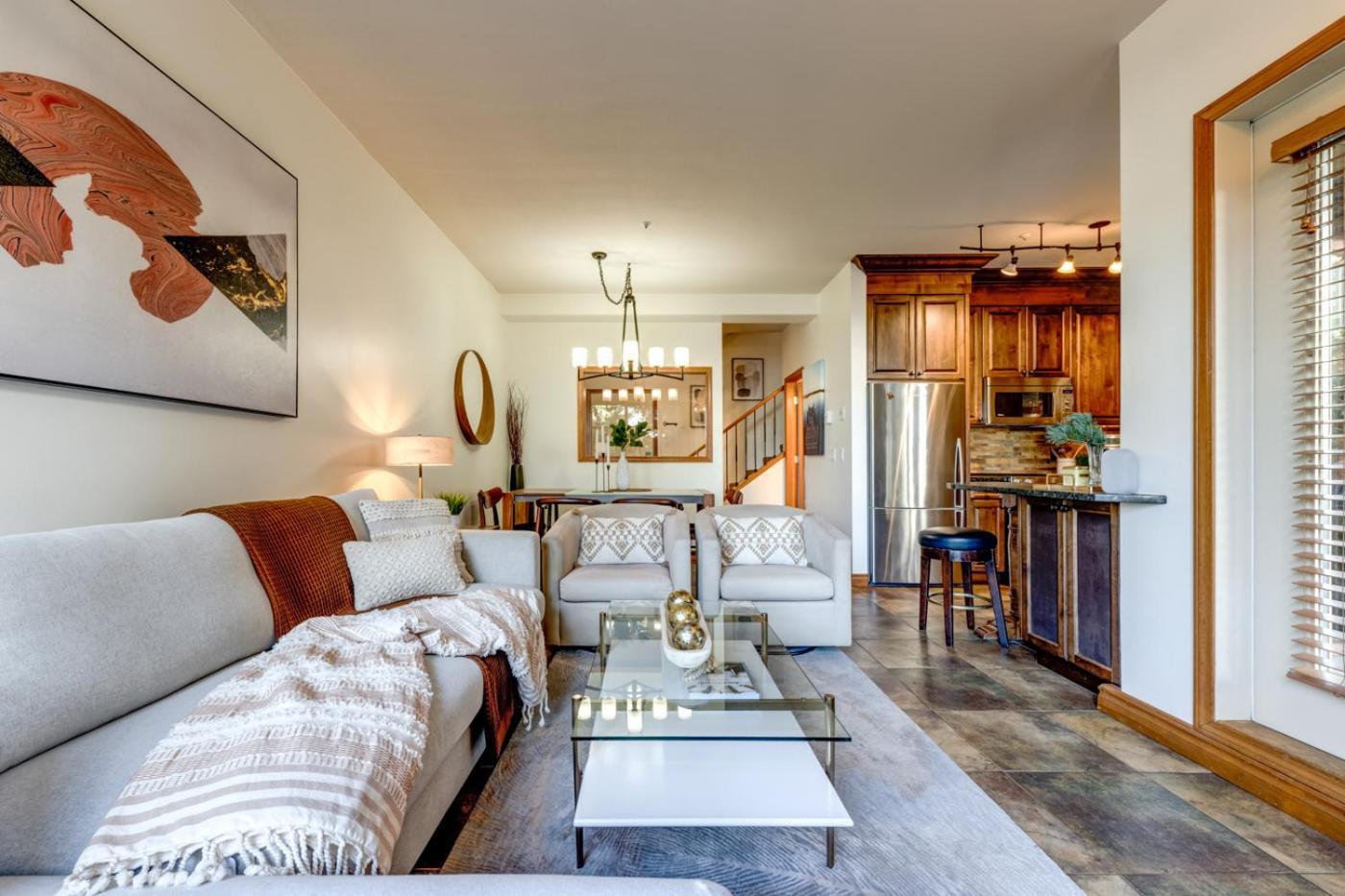 2br With Prime Amenities *