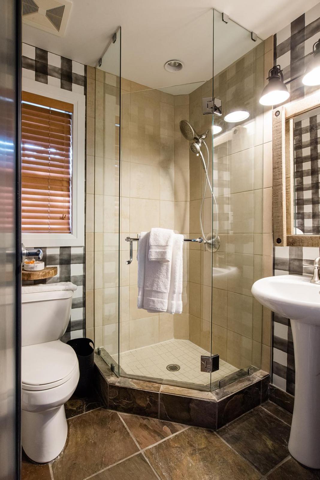 Spacious Renovated Montebello Townhome And Deluxe Private Hot Tub Hosted By Ideal * Whistler