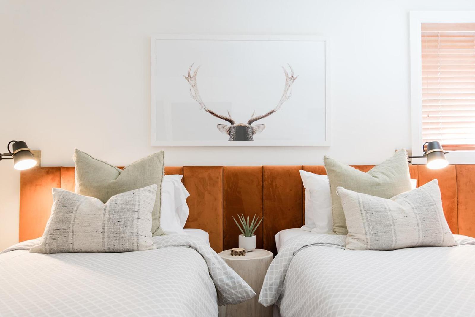 Spacious Renovated Montebello Townhome And Deluxe Private Hot Tub Hosted By Ideal * Whistler