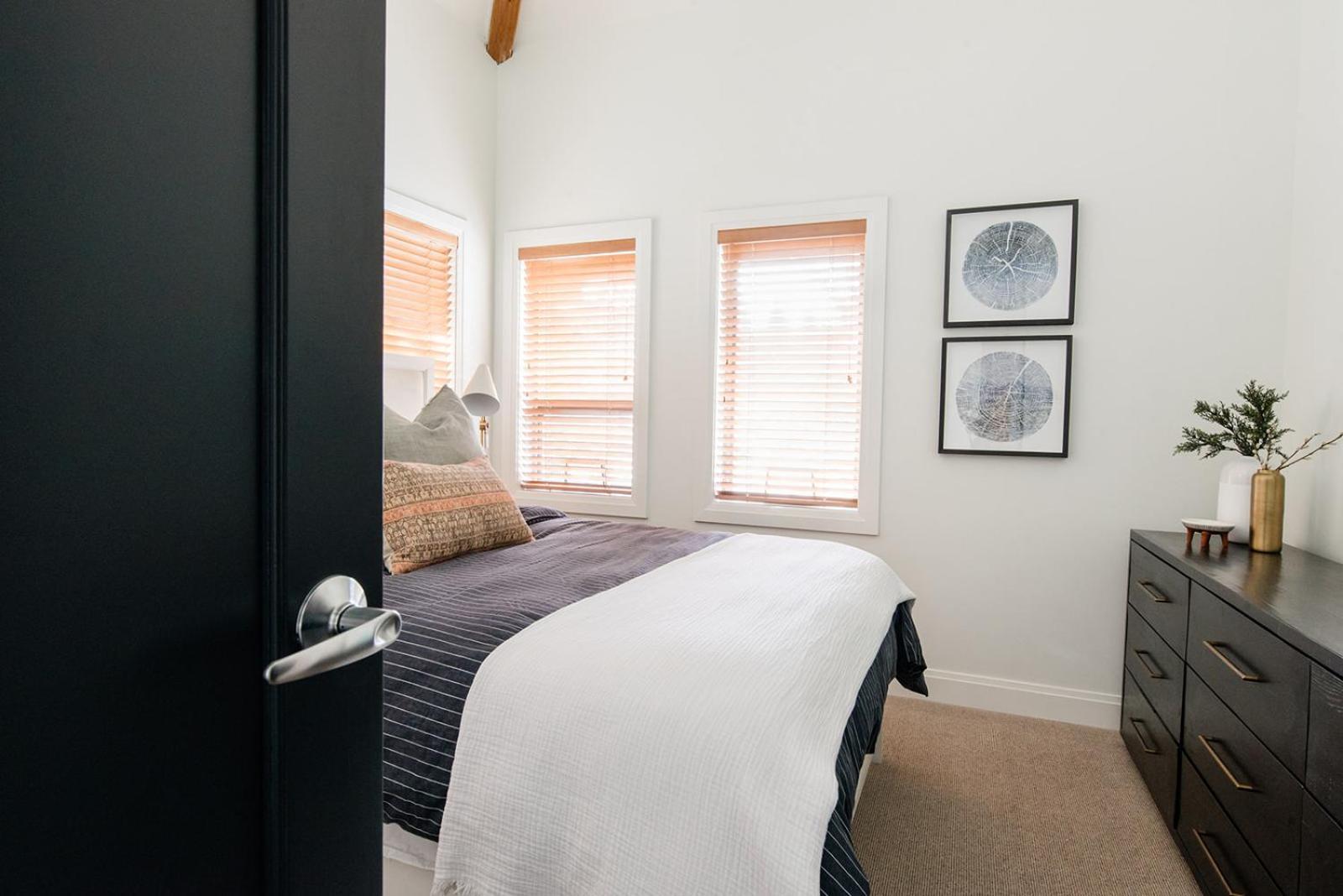 Spacious Renovated Montebello Townhome And Deluxe Private Hot Tub Hosted By Ideal *