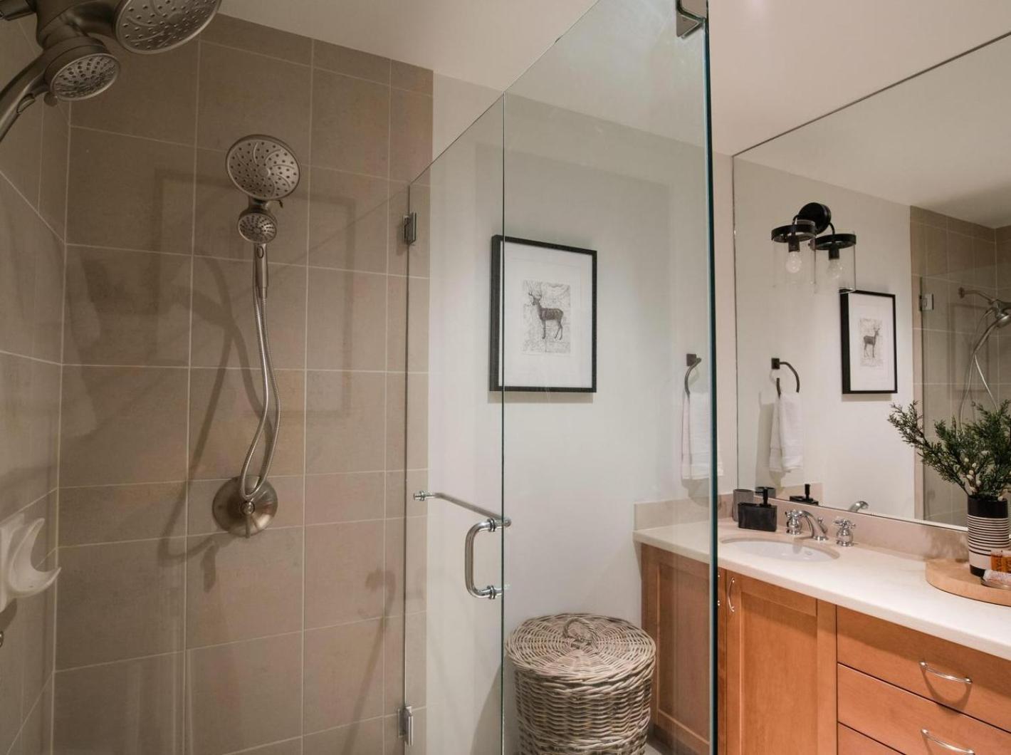 Holiday home Spacious Renovated Montebello Townhome And Deluxe Private Hot Tub Hosted By Ideal