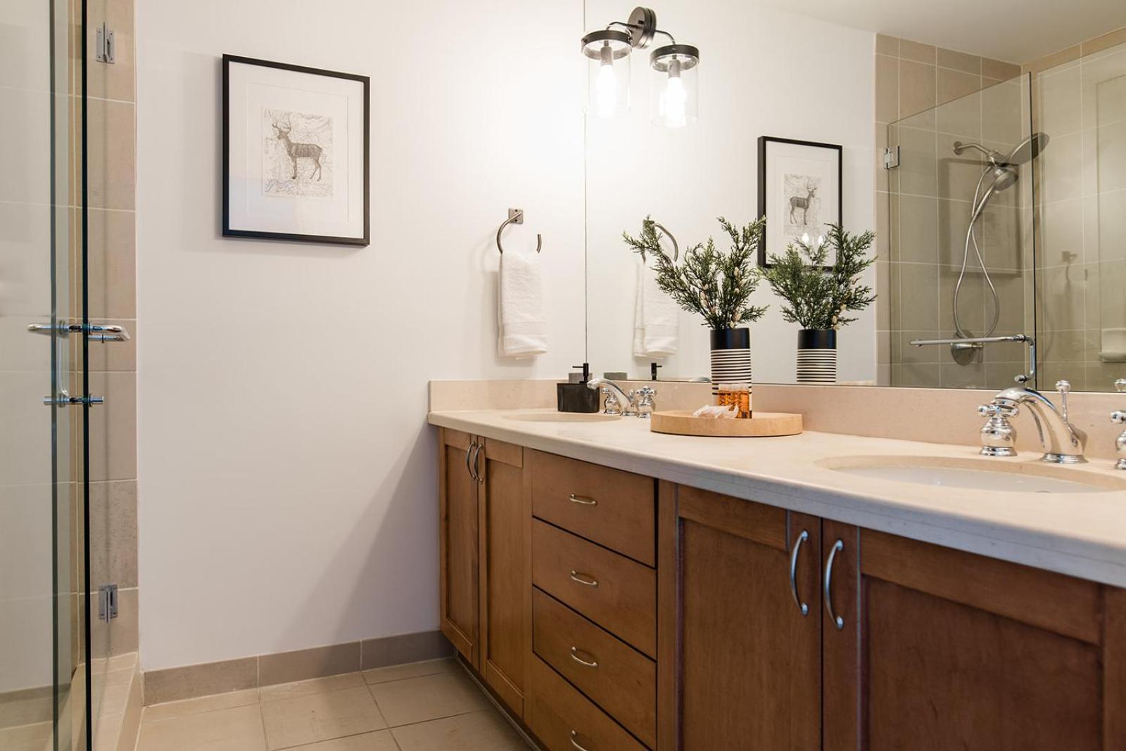 Spacious Renovated Montebello Townhome And Deluxe Private Hot Tub Hosted By Ideal Whistler