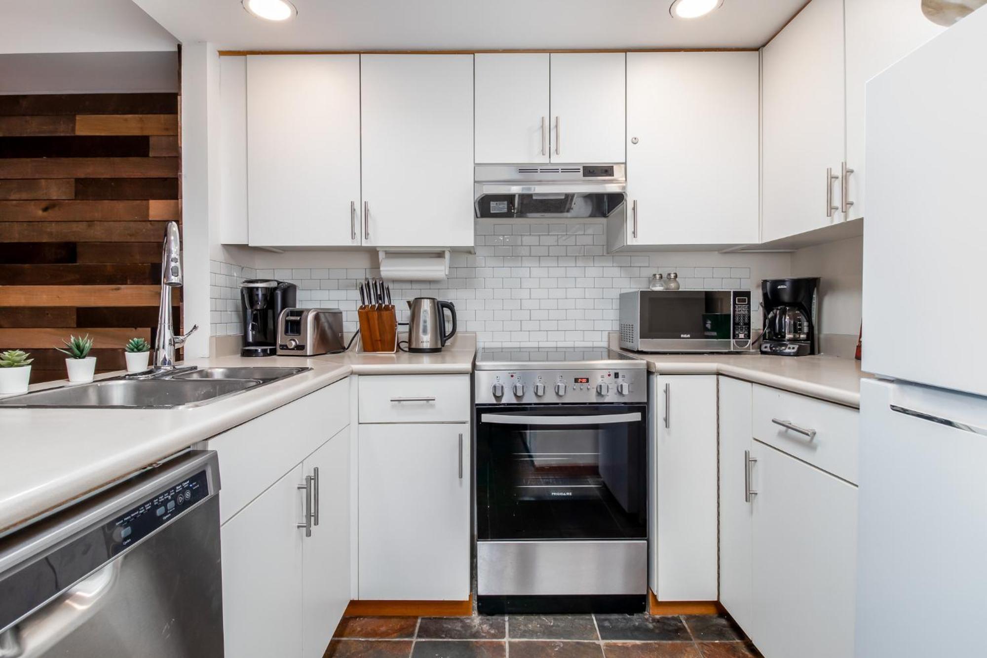 Creekside Slopeside 1br With Pool, Hot Tub, Bbq Whistler