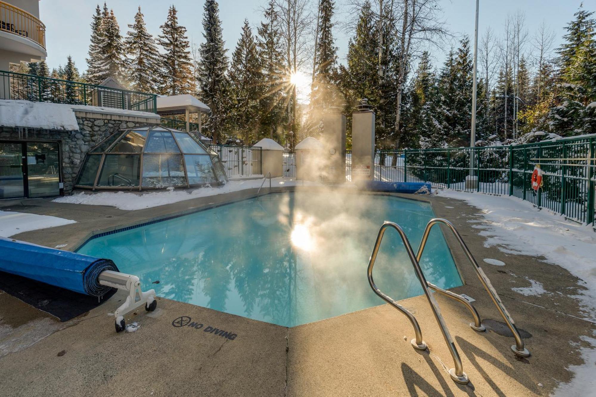 The Maple Ski-in Ski-out 1 Bed With Hot Tub And Pool Whistler