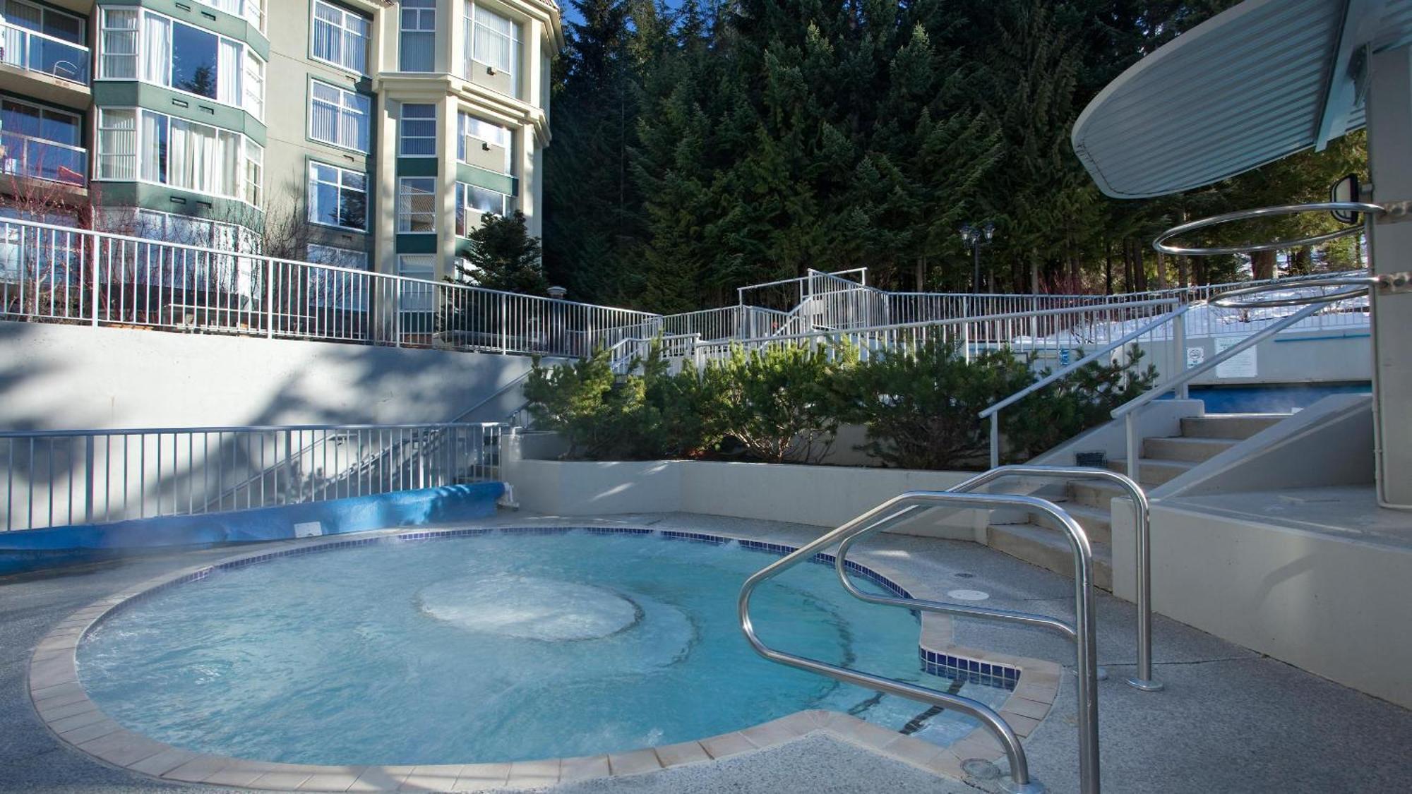 Woodrun 214 | Ski-in-ski-out Condo, Heated Pool, Hot Tub, Gym Holiday home Whistler