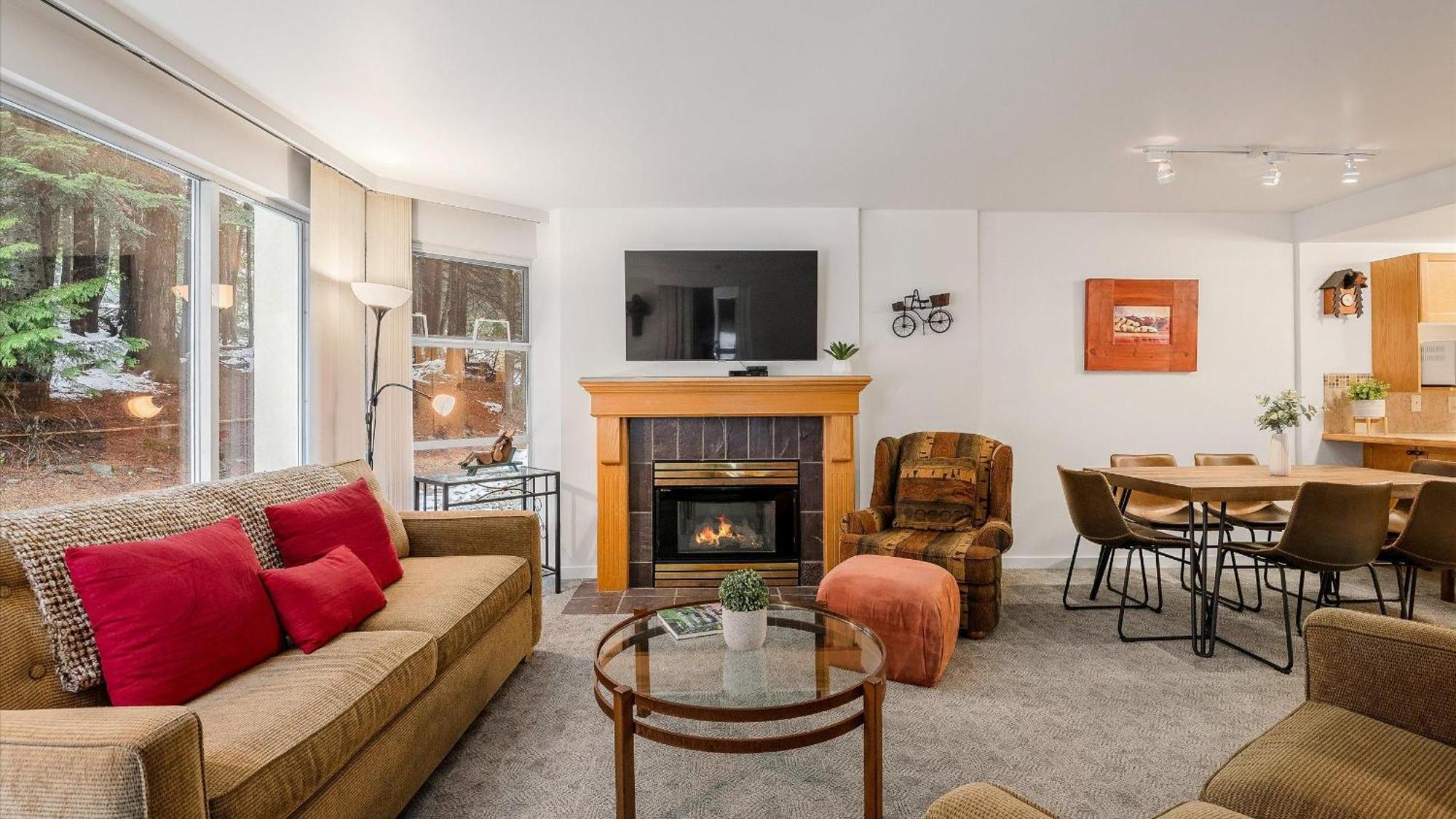 Holiday home Woodrun 214 | Ski-in-ski-out Condo, Heated Pool, Hot Tub, Gym Whistler