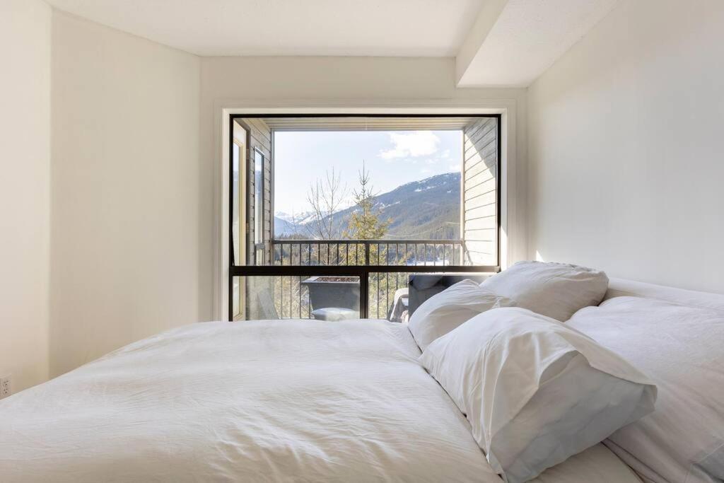 Amazing Views 2 Br/2 Ba In Out Apartment *
