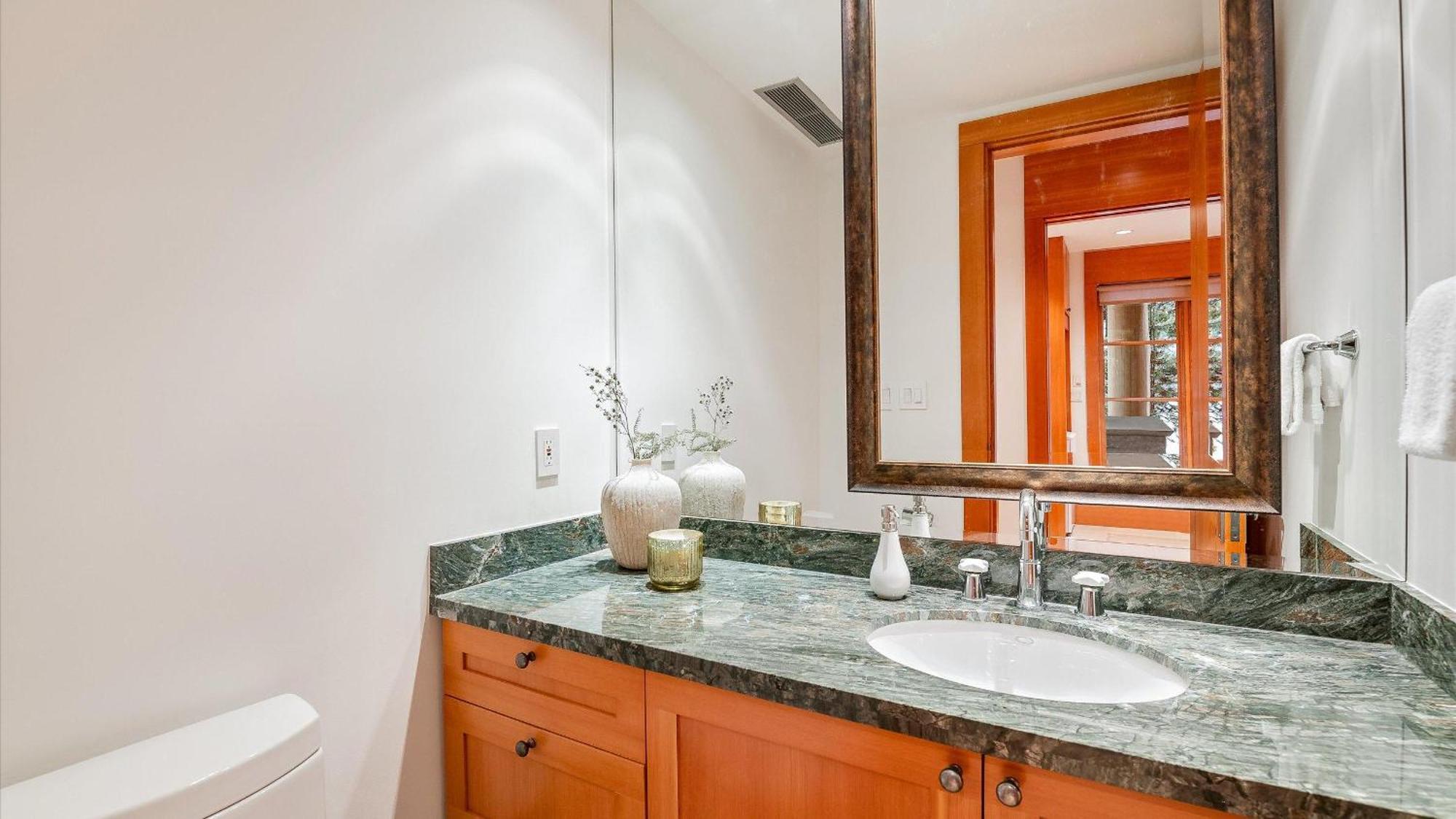 Summit | Luxury Townhome W/ Rare Access, Hot Tub & Media Holiday home *
