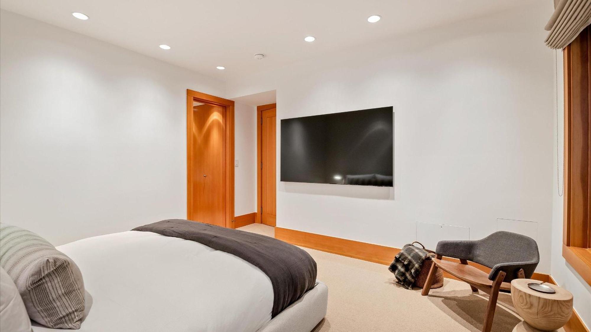 Summit | Luxury Townhome W/ Rare Access, Hot Tub & Media *