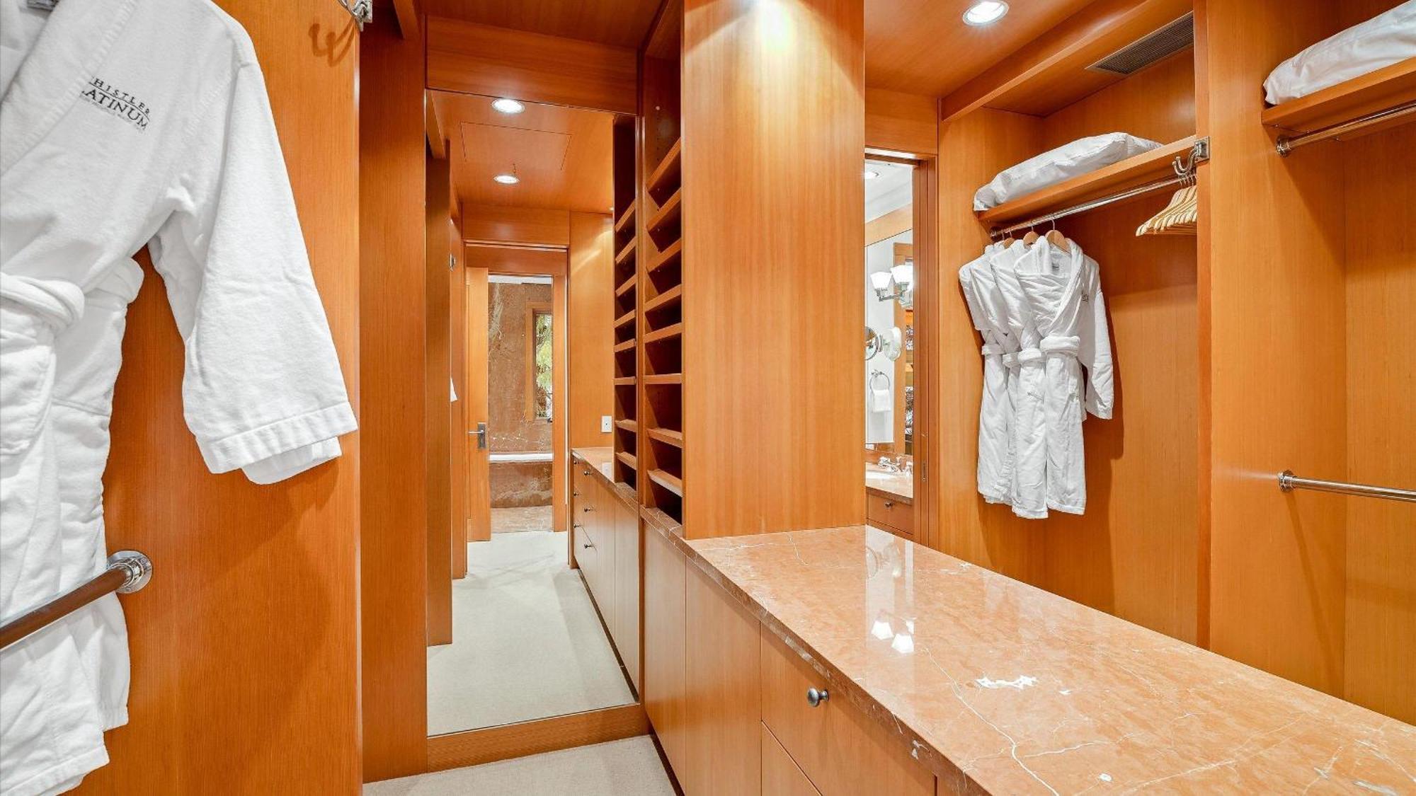 Holiday home Summit | Luxury Townhome W/ Rare Access, Hot Tub & Media Whistler