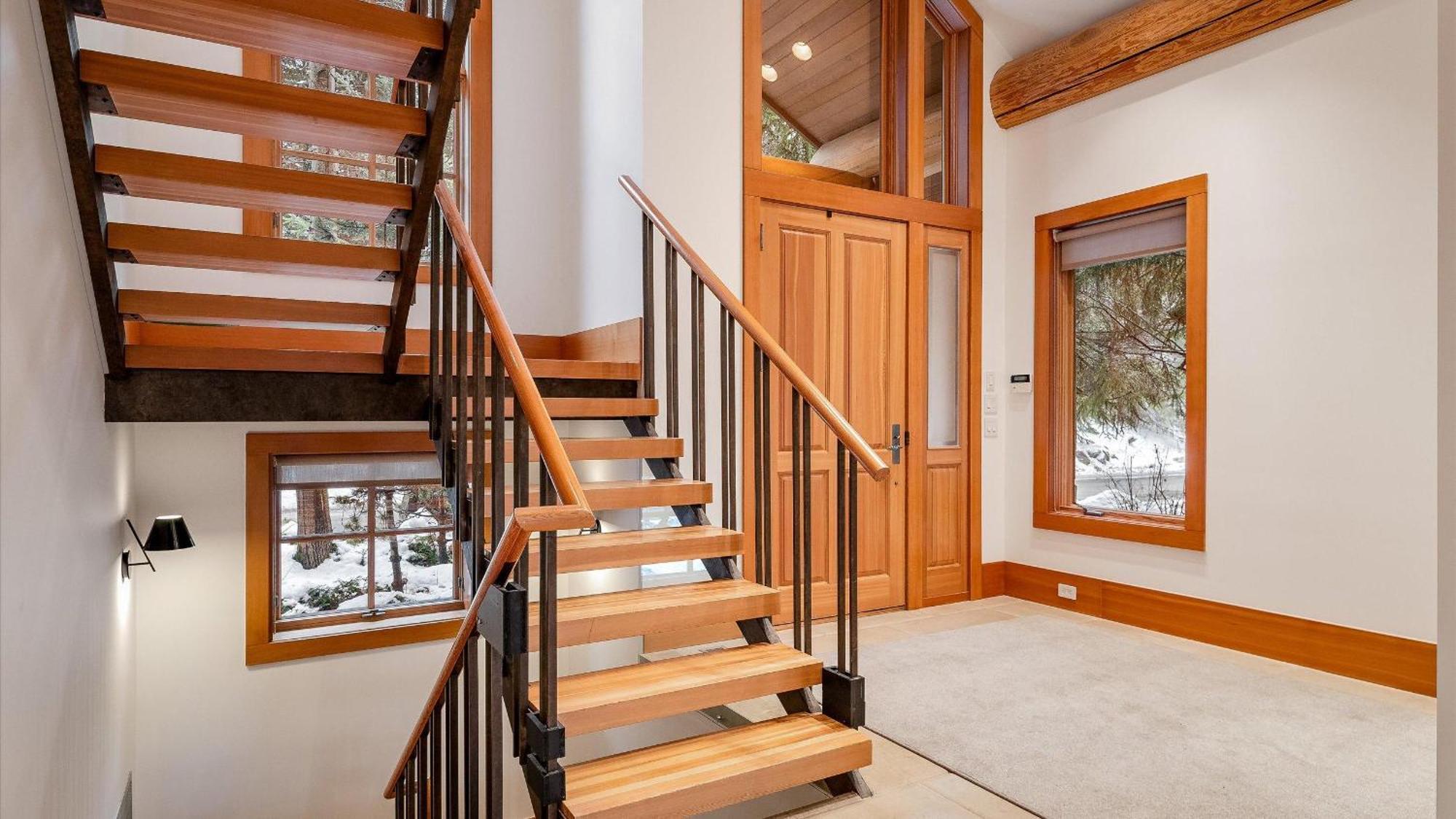 Summit | Luxury Townhome W/ Rare Access, Hot Tub & Media Holiday home