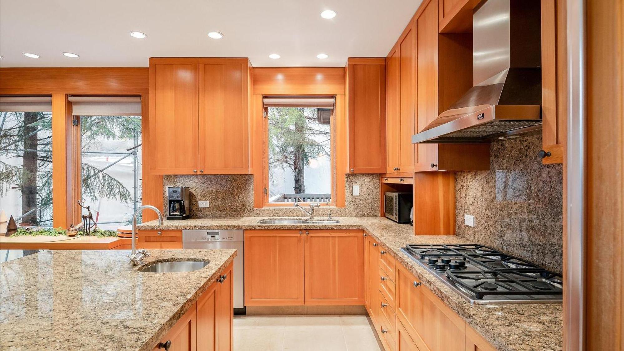 Summit | Luxury Townhome W/ Rare Access, Hot Tub & Media Holiday home *