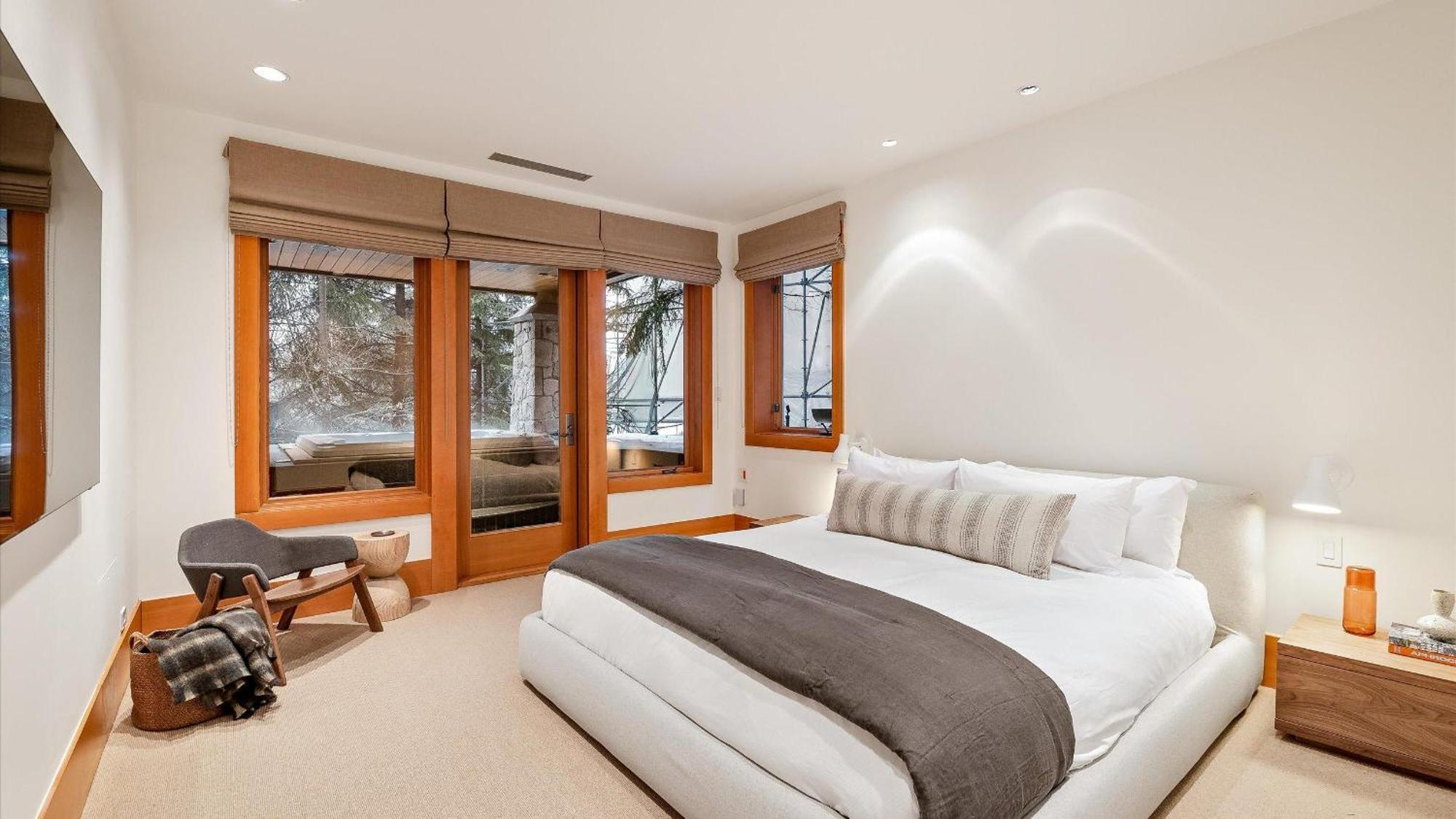 Summit | Luxury Townhome W/ Rare Access, Hot Tub & Media Holiday home