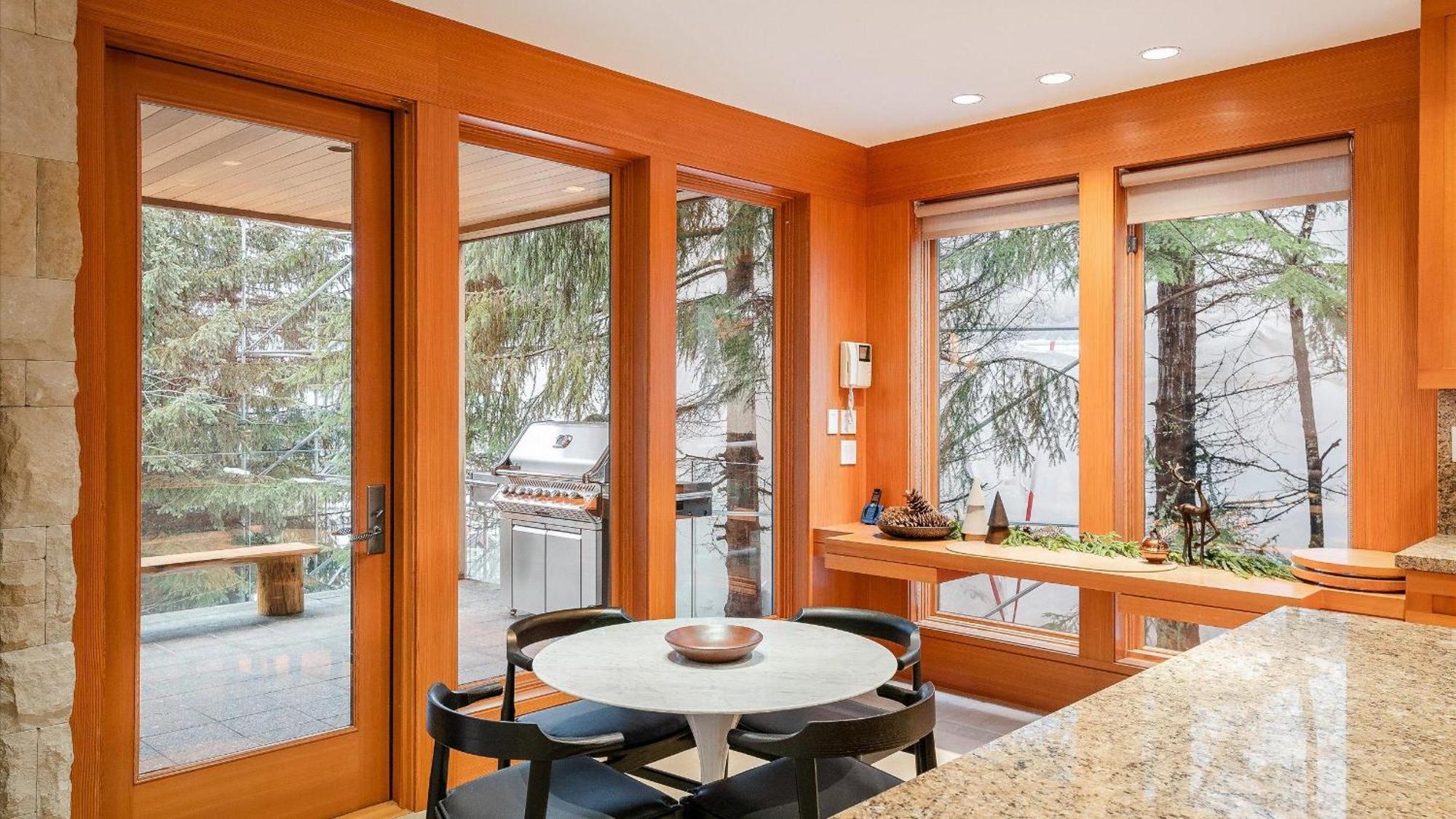 Holiday home Summit | Luxury Townhome W/ Rare Access, Hot Tub & Media Whistler