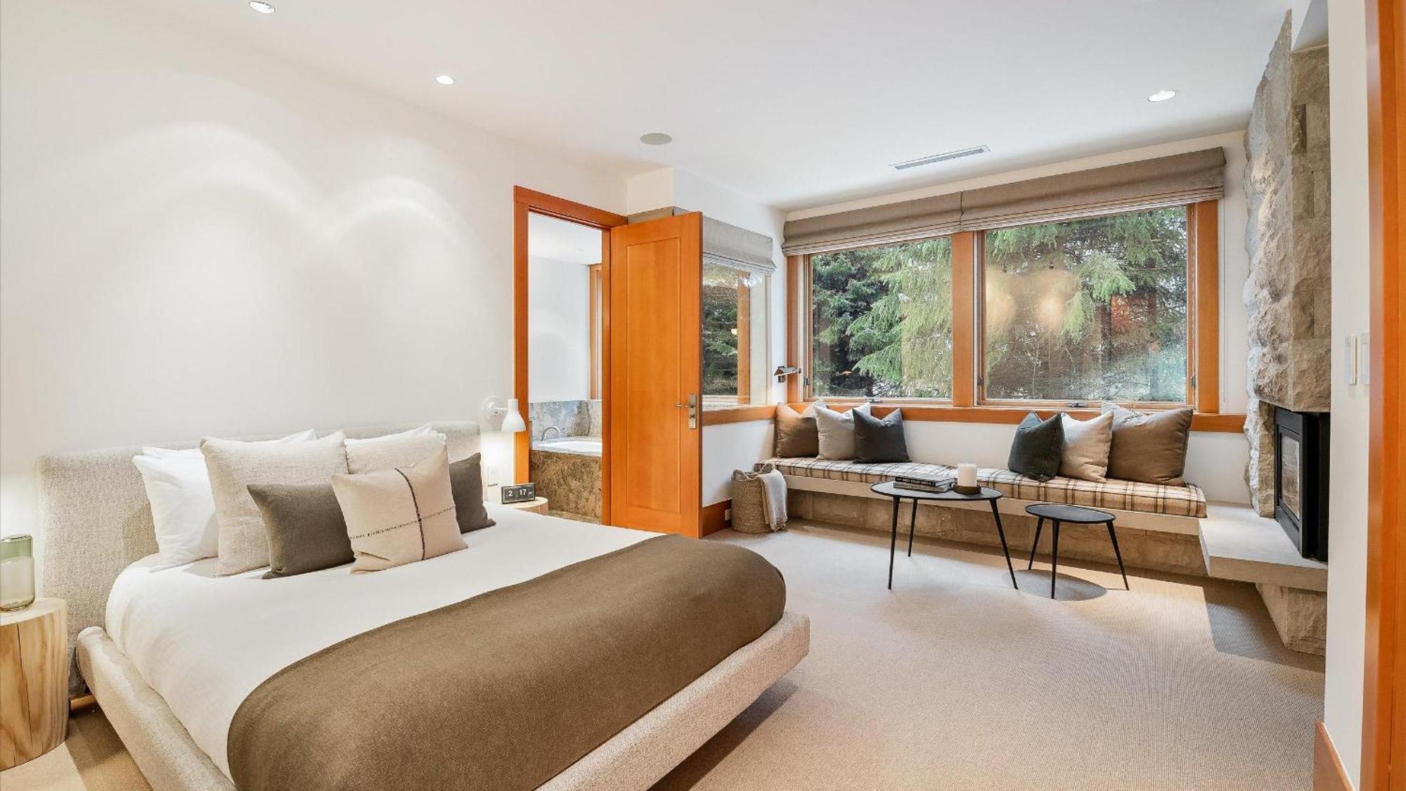Summit | Luxury Townhome W/ Rare Access, Hot Tub & Media