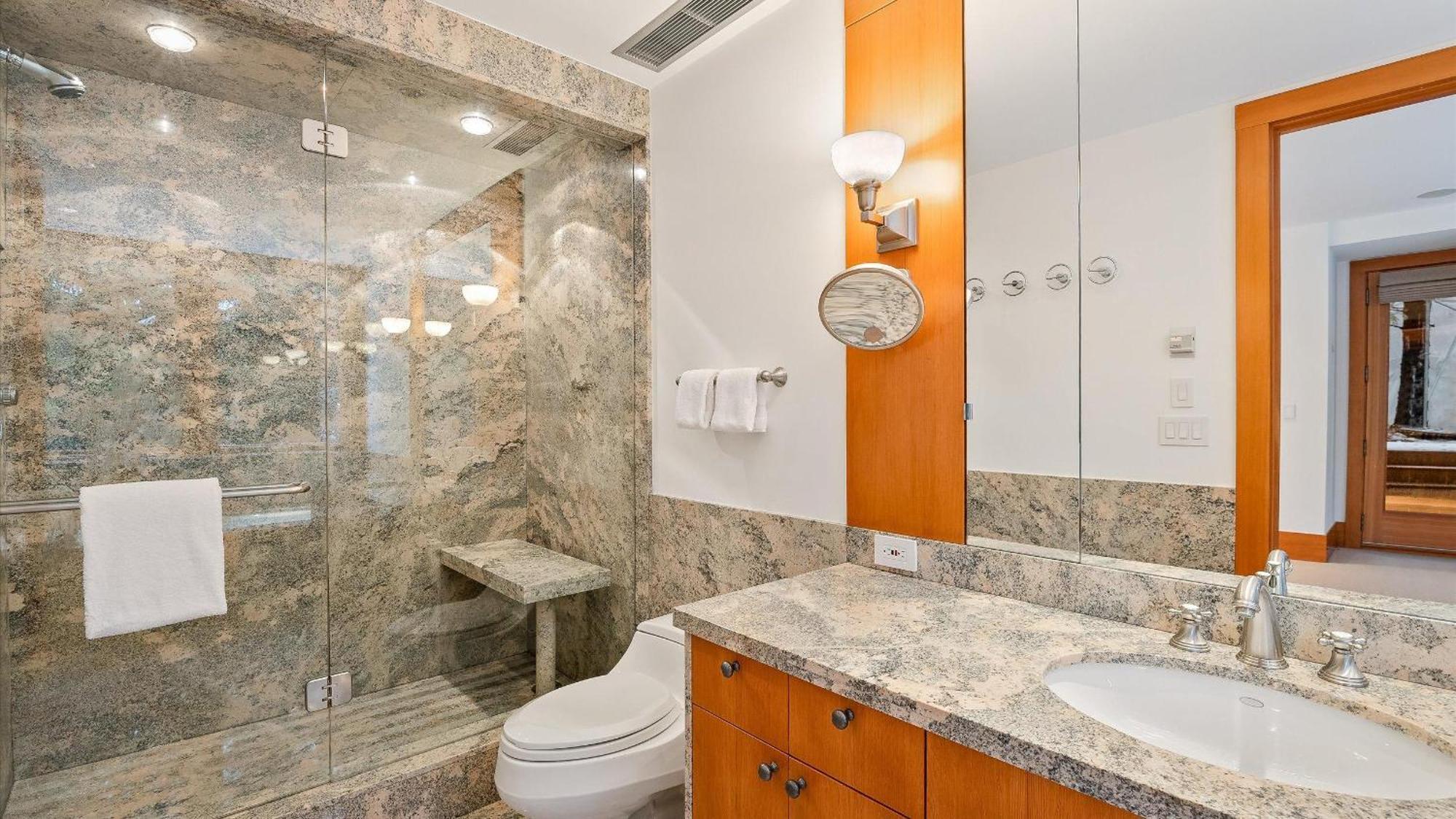 Summit | Luxury Townhome W/ Rare Access, Hot Tub & Media Holiday home *
