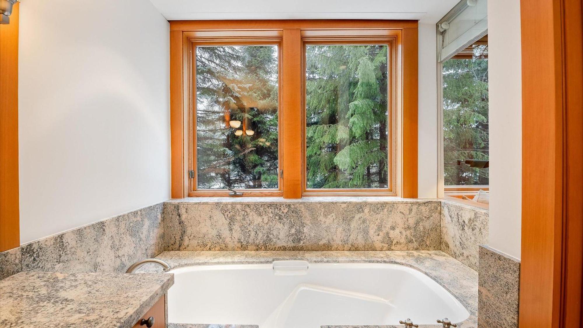 Summit | Luxury Townhome W/ Rare Access, Hot Tub & Media * Whistler