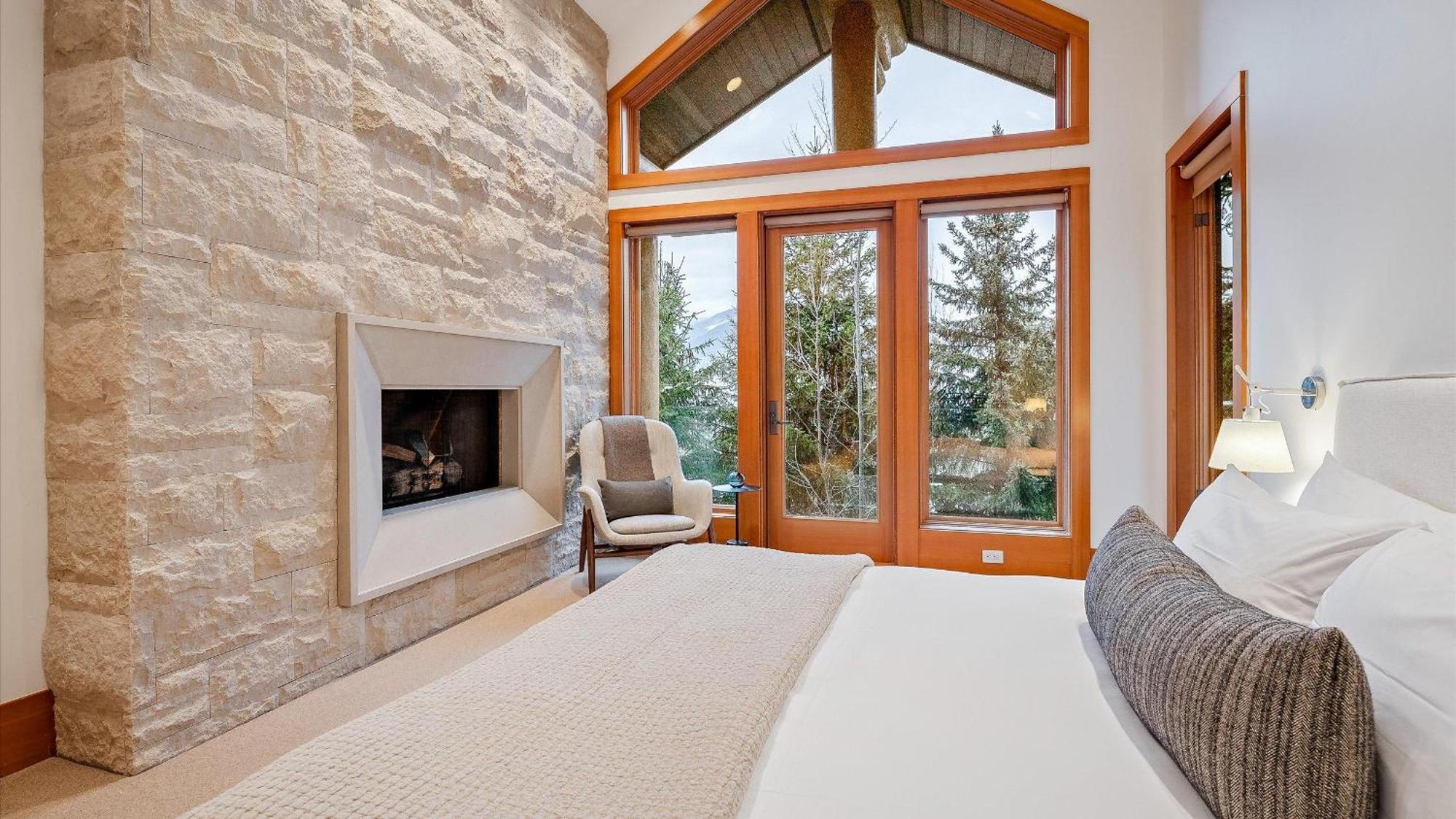 Summit | Luxury Townhome W/ Rare Access, Hot Tub & Media