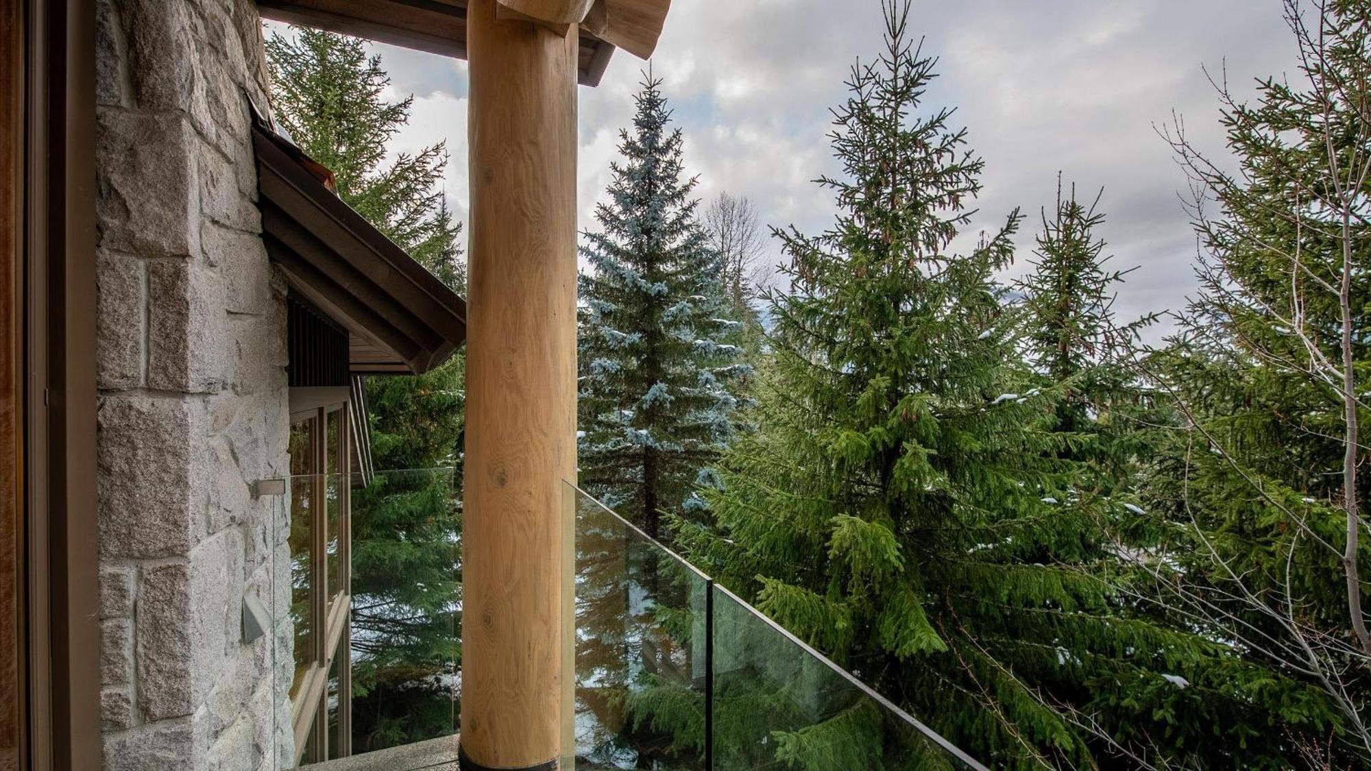 Holiday home Summit | Luxury Townhome W/ Rare Access, Hot Tub & Media Whistler