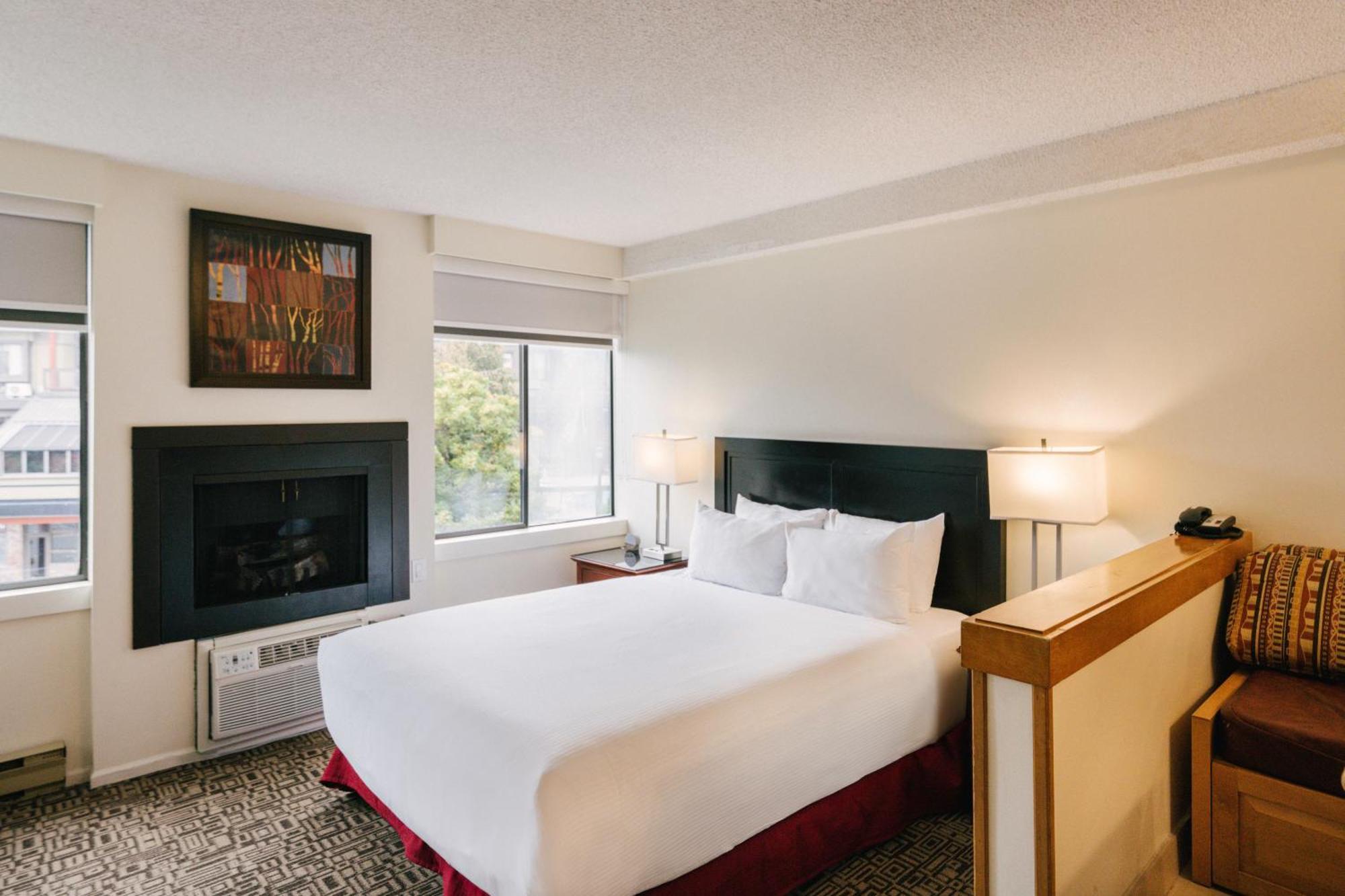 Mountain Side By Executive Hotel Whistler