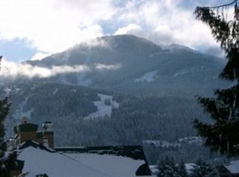 Alpenglow Suite: Village Mountain Retreat *
