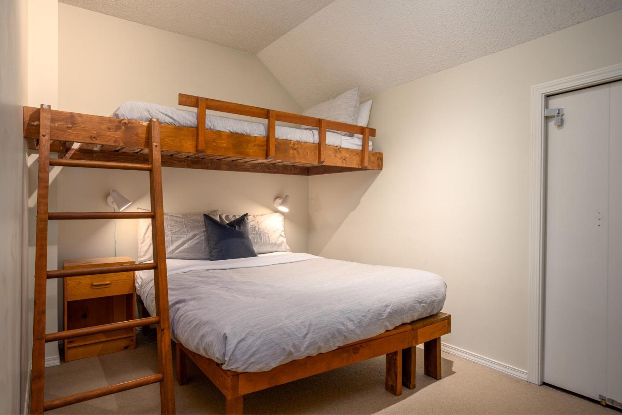 Bright Townhome With Prime Location By Harmony Holiday home