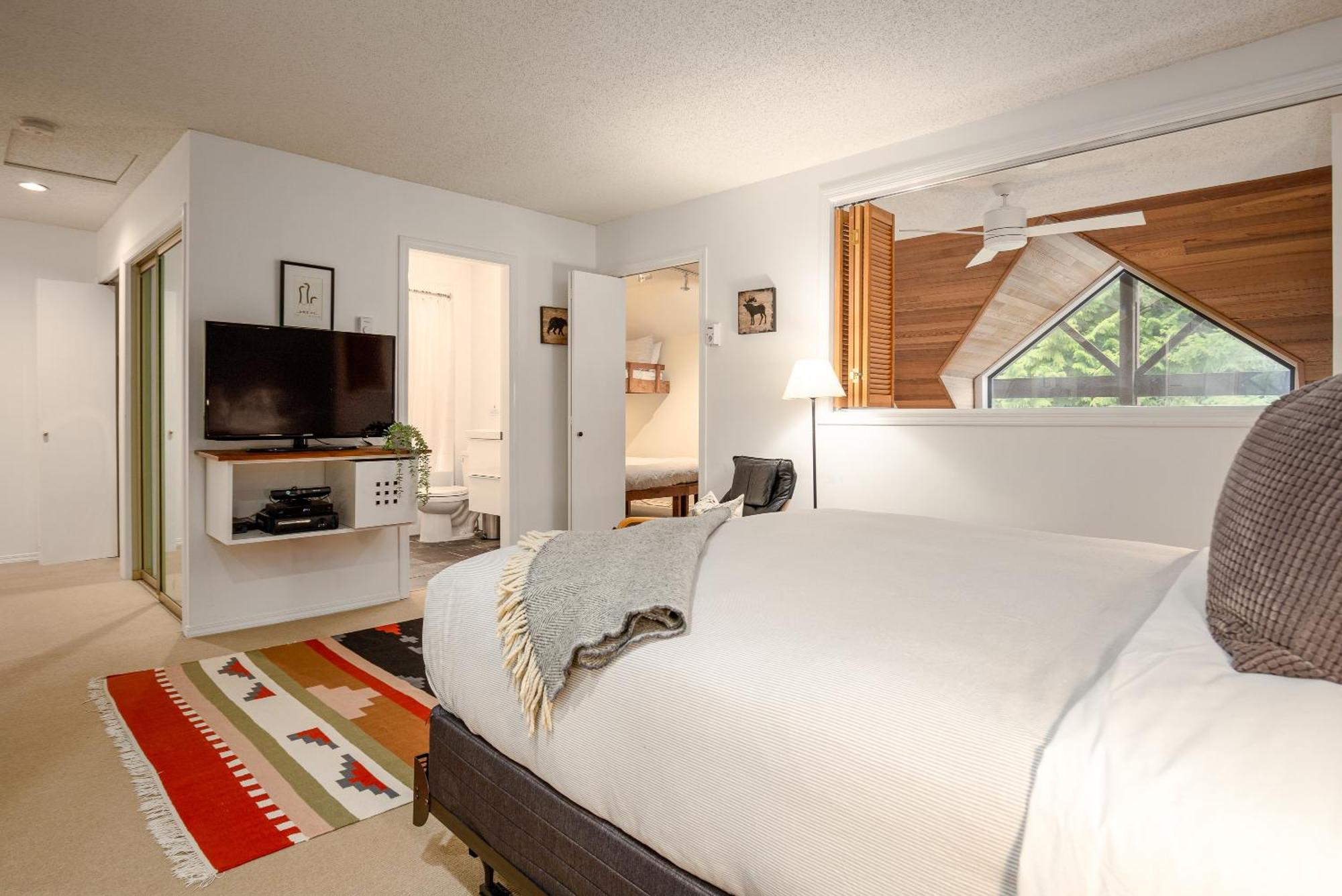 Bright Townhome With Prime Location By Harmony Whistler