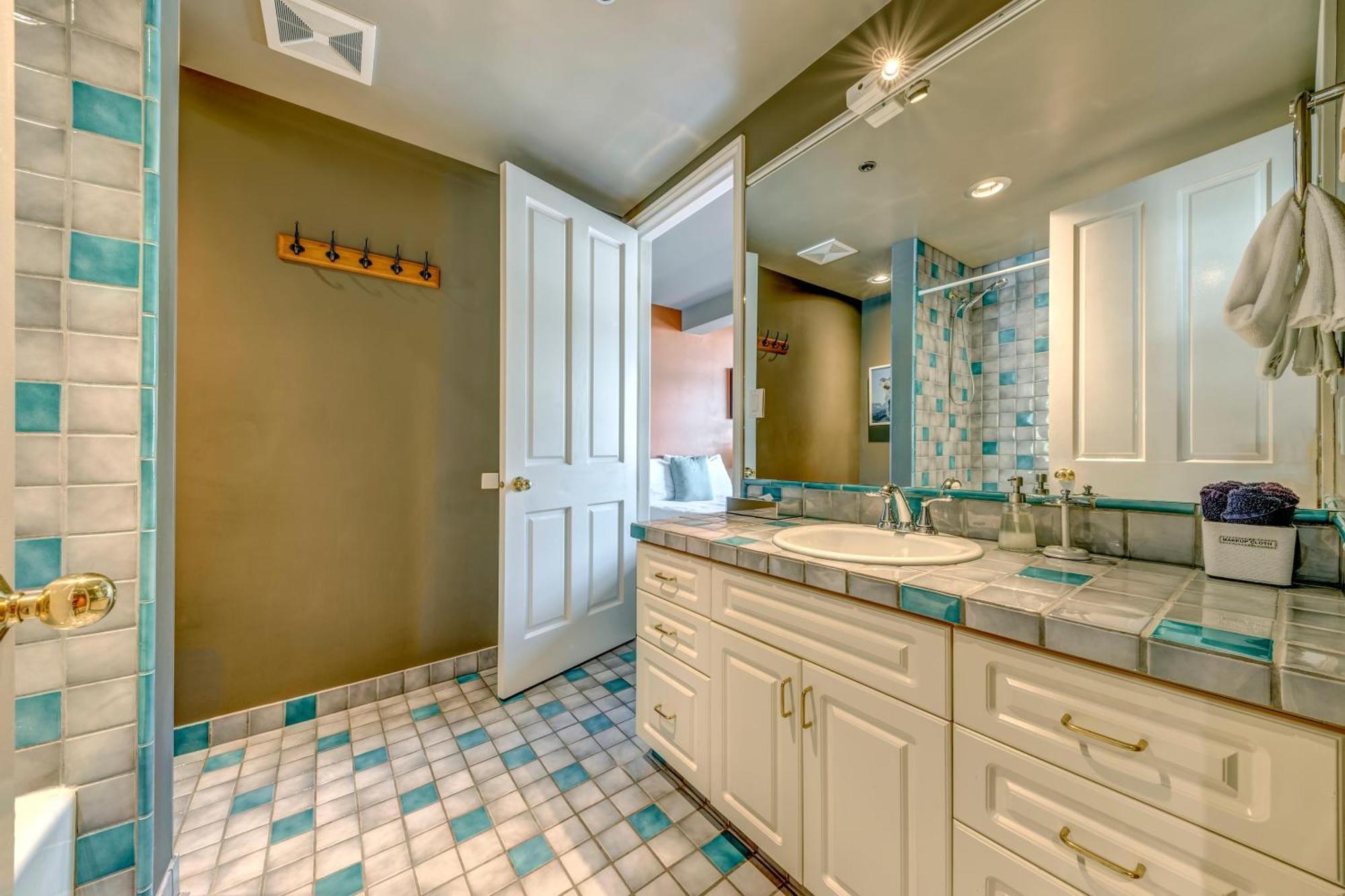 Apartment The Royal - Village Penthouse, Private Hot Tub With Mountain Views Whistler