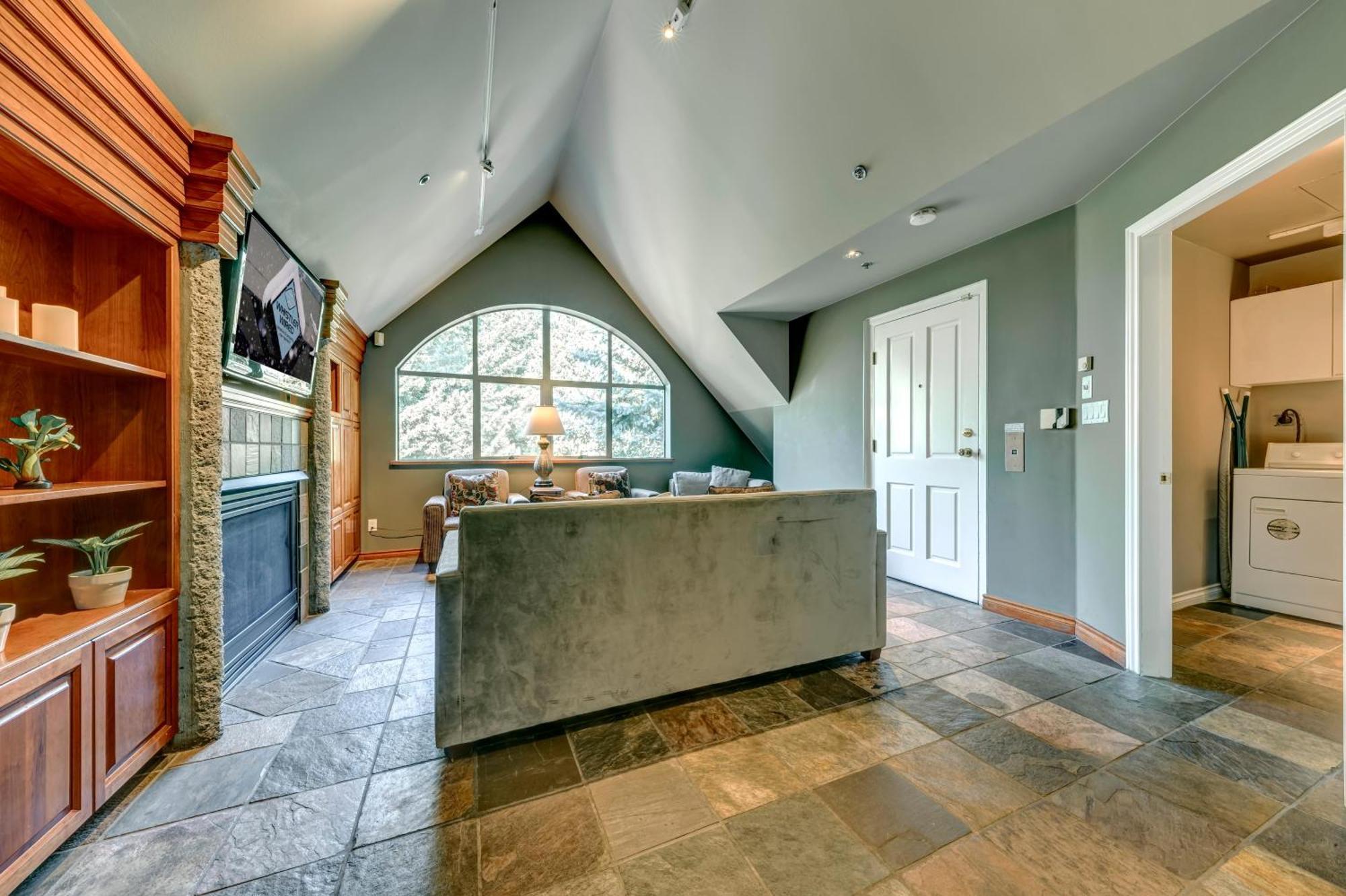 The Royal - Village Penthouse, Private Hot Tub With Mountain Views Whistler