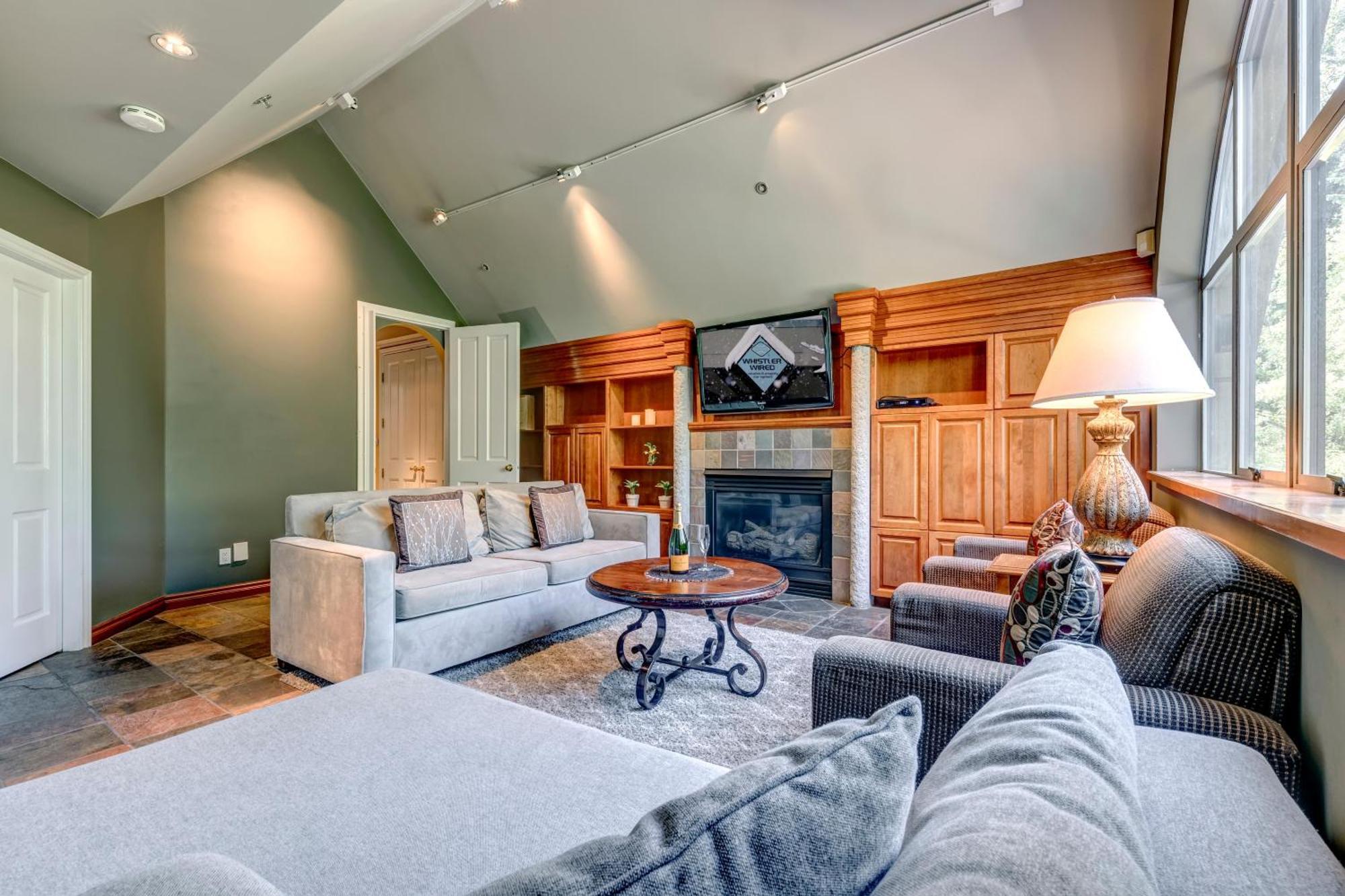 The Royal - Village Penthouse, Private Hot Tub With Mountain Views * Whistler
