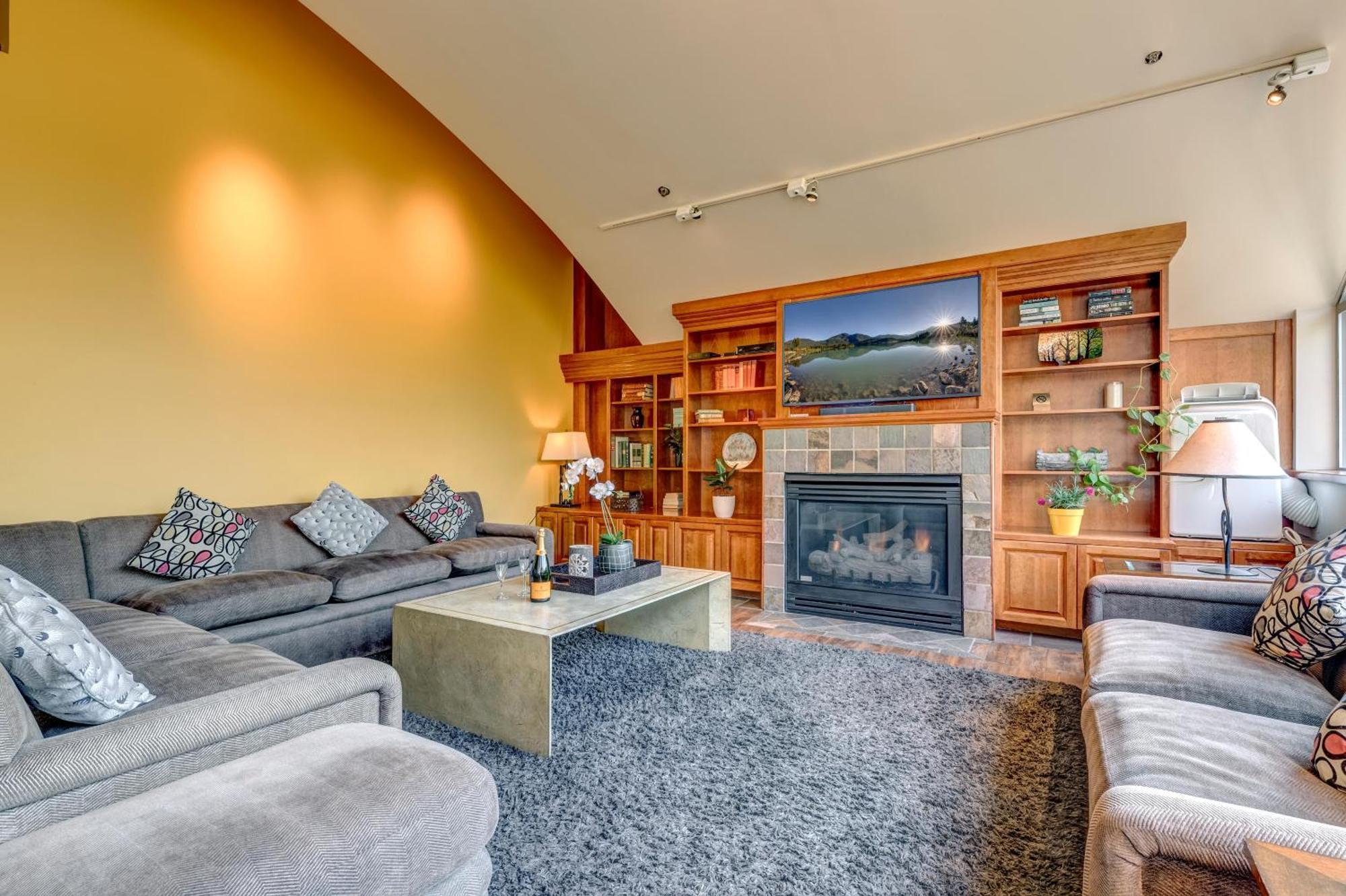 The Royal - Village Penthouse, Private Hot Tub With Mountain Views