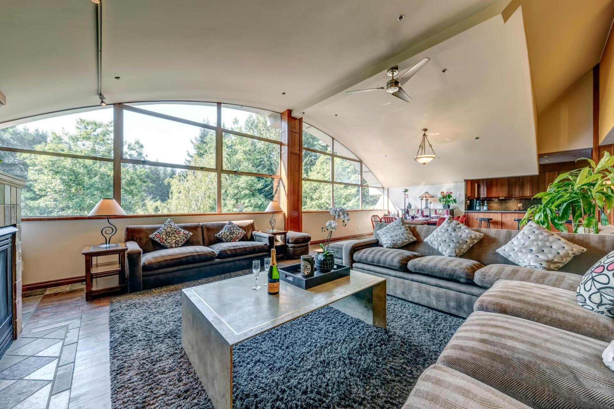 The Royal - Village Penthouse, Private Hot Tub With Mountain Views * Whistler