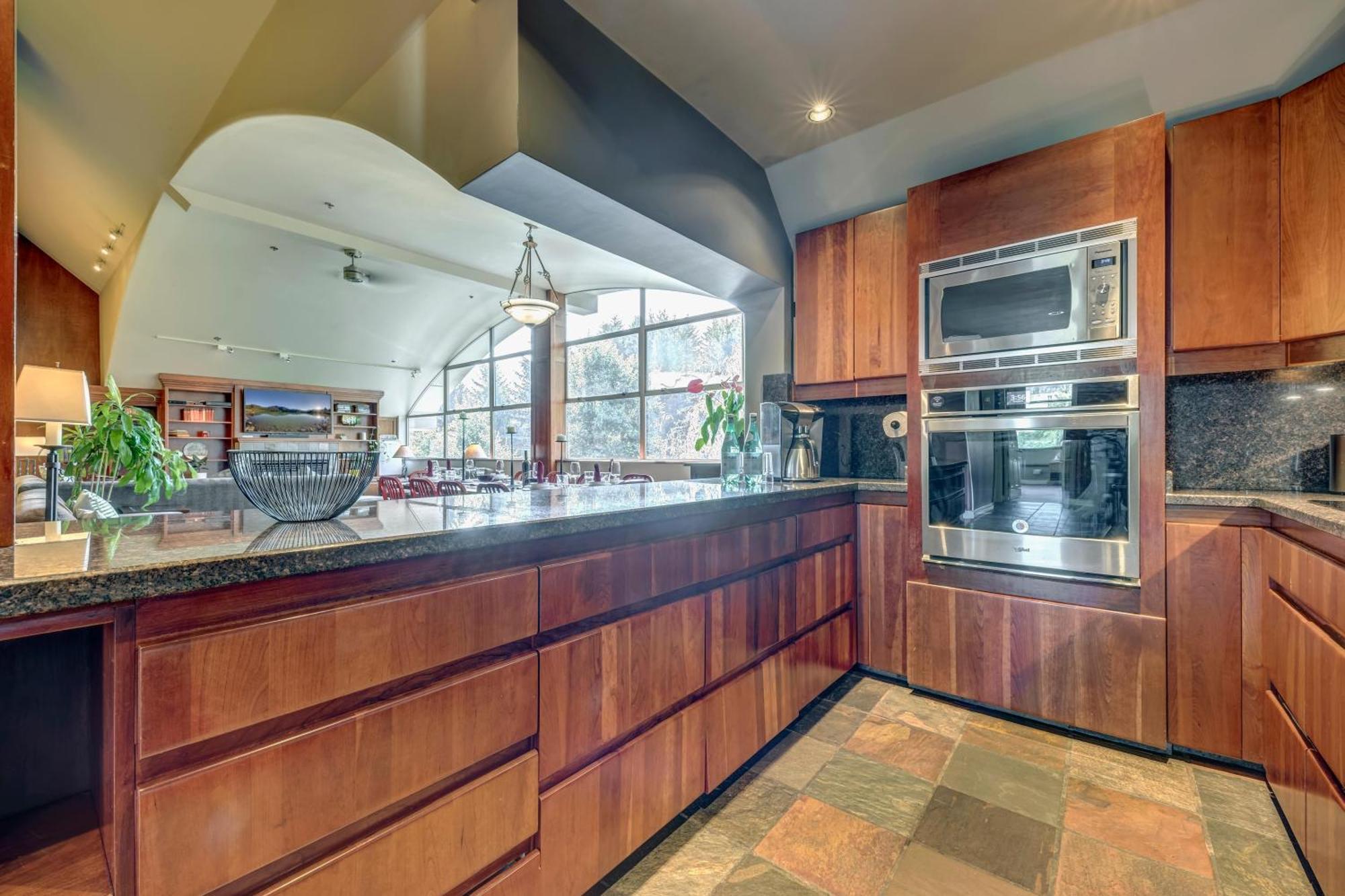 The Royal - Village Penthouse, Private Hot Tub With Mountain Views Whistler
