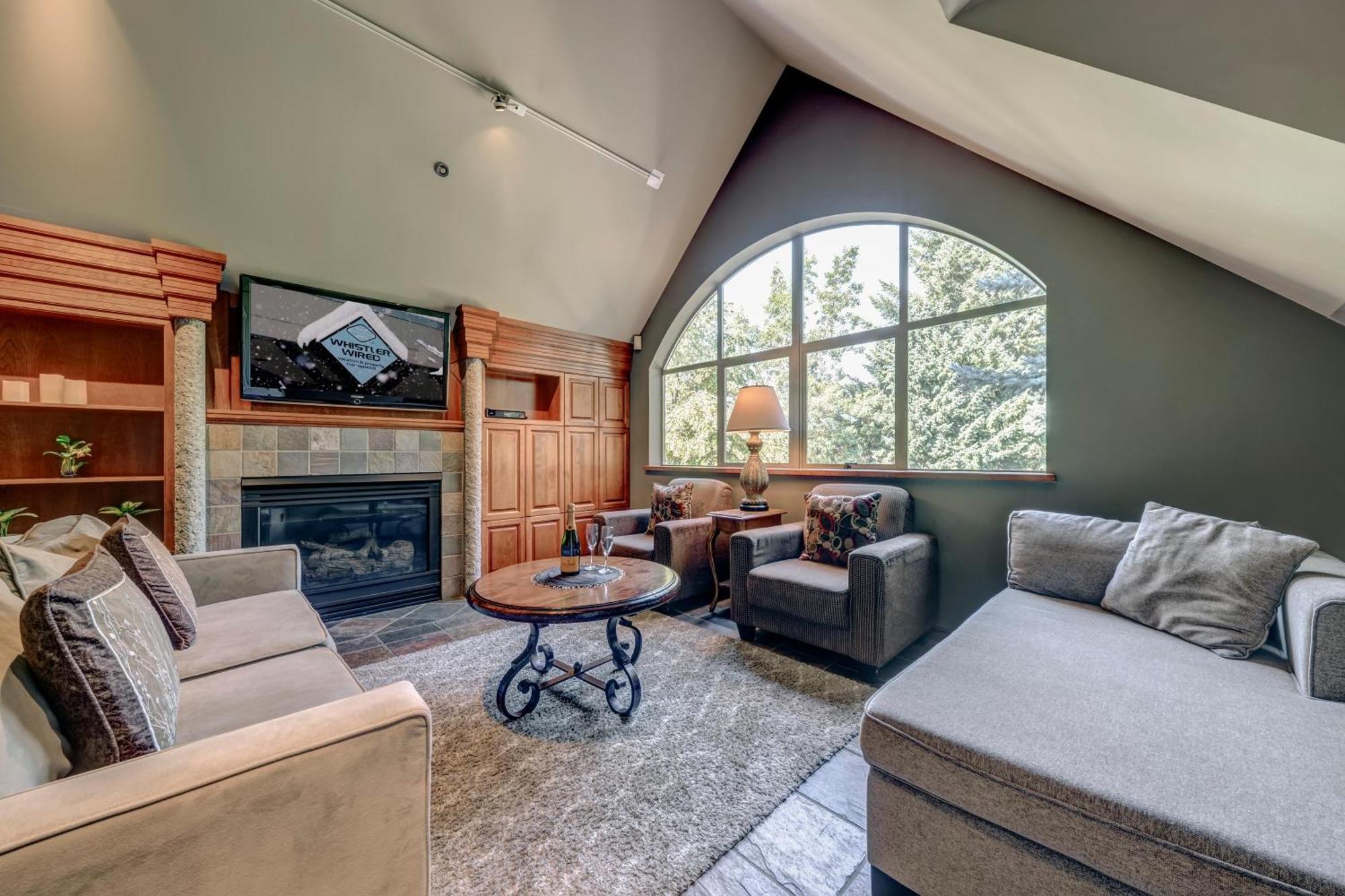 The Royal - Village Penthouse, Private Hot Tub With Mountain Views * Whistler