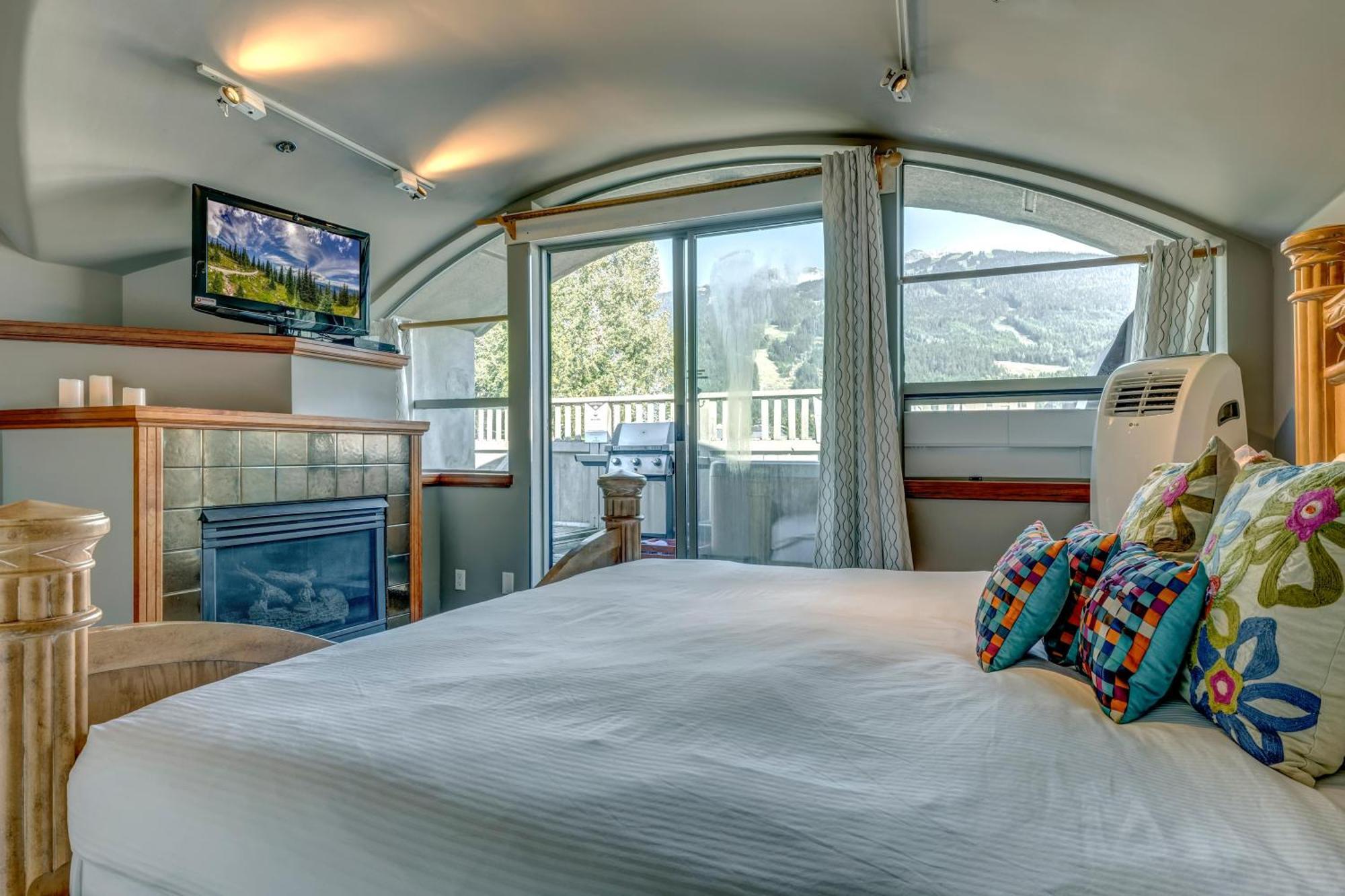 The Royal - Village Penthouse, Private Hot Tub With Mountain Views * Whistler