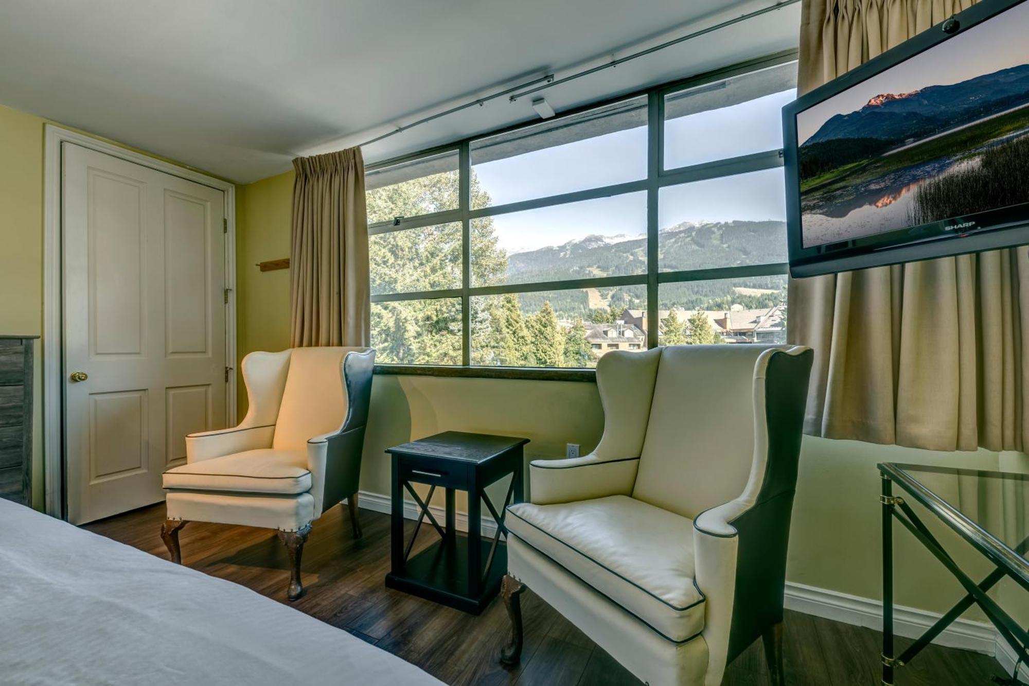 The Royal - Village Penthouse, Private Hot Tub With Mountain Views * Whistler
