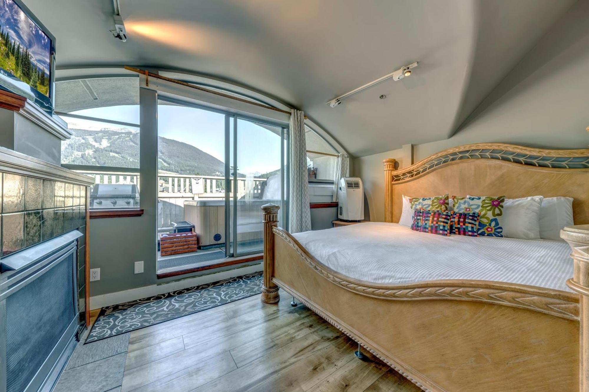 The Royal - Village Penthouse, Private Hot Tub With Mountain Views * Whistler