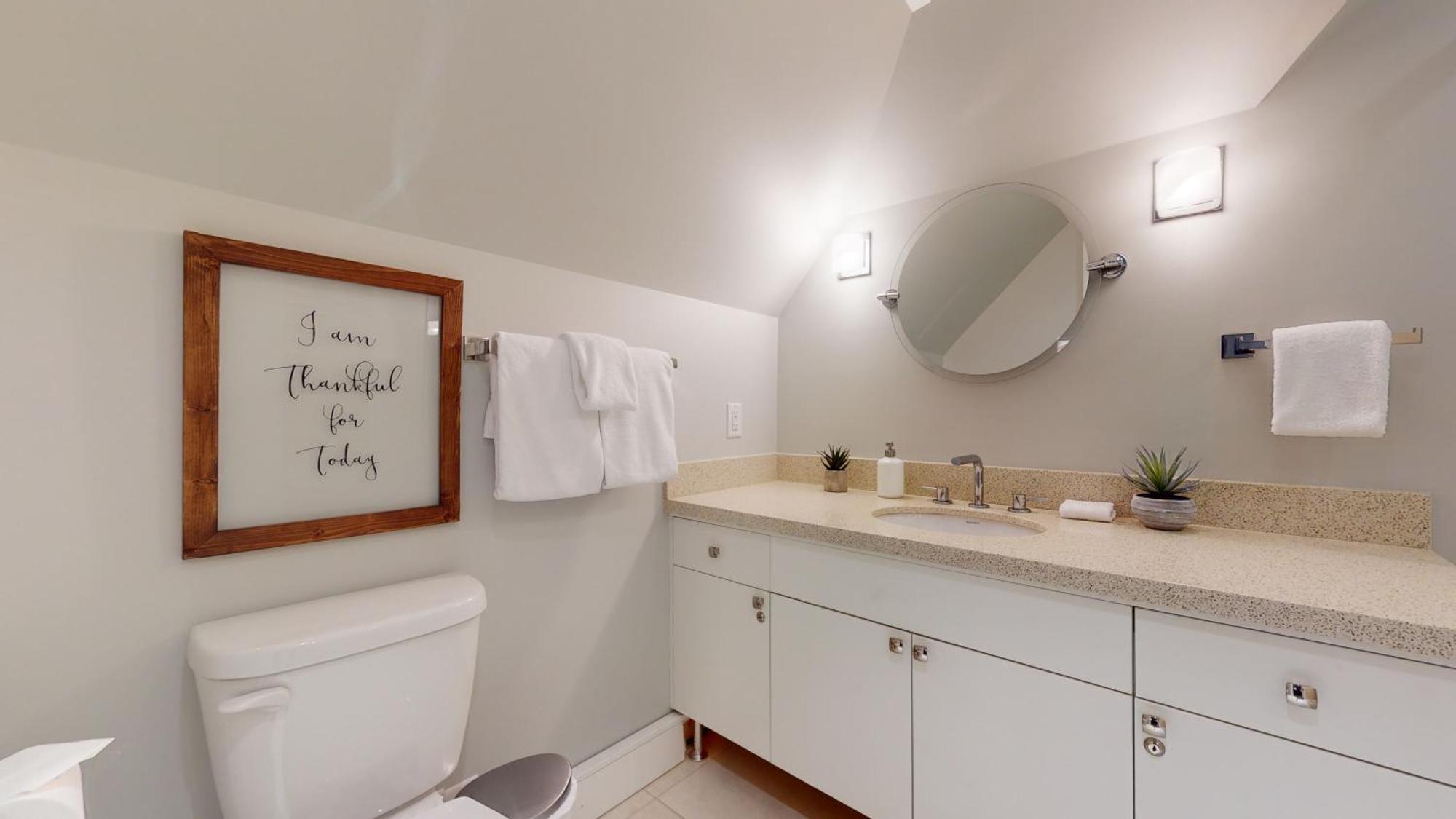 2br Renovated Townhouse In Benchlands By Harmony *