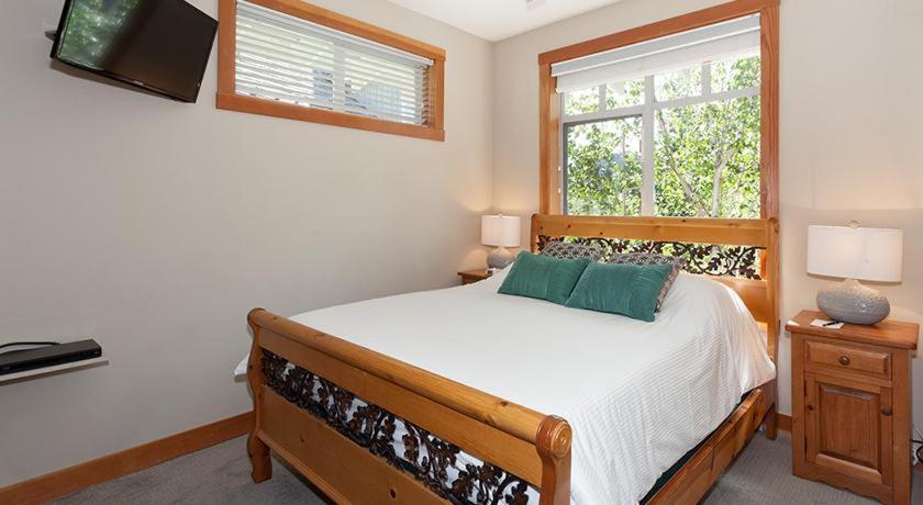 Holiday home Granite Court 407 | Village Townhouse With Fireplace & Views Of Blackcomb