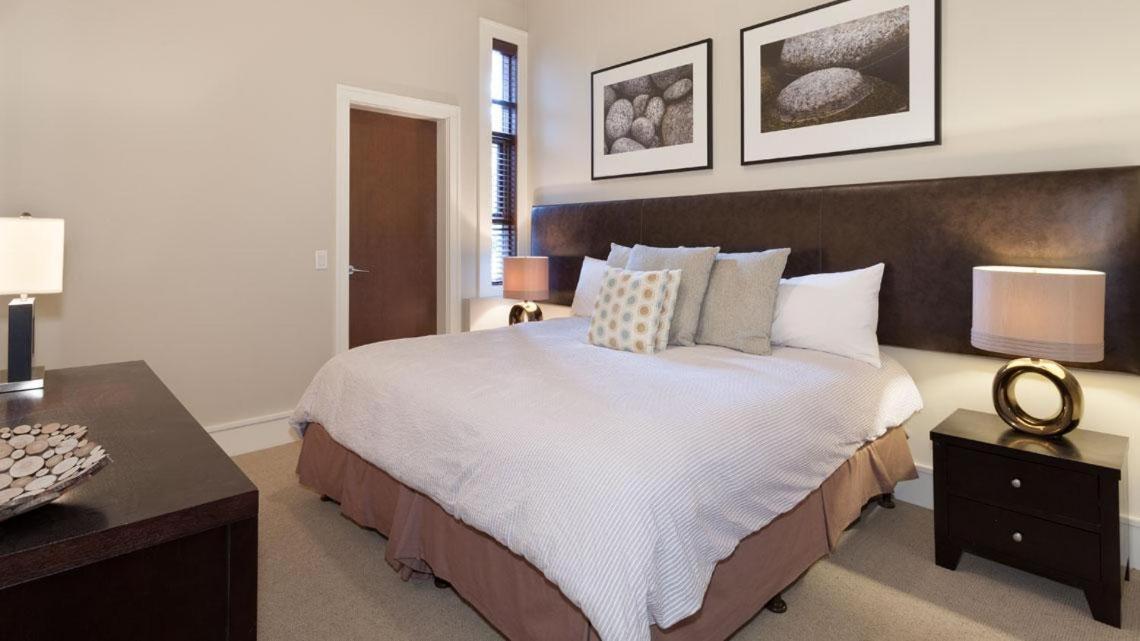 Fitzsimmons Walk 24 | Luxurious Townhome With Mountain Views, Hot Tub & Garage Holiday home *