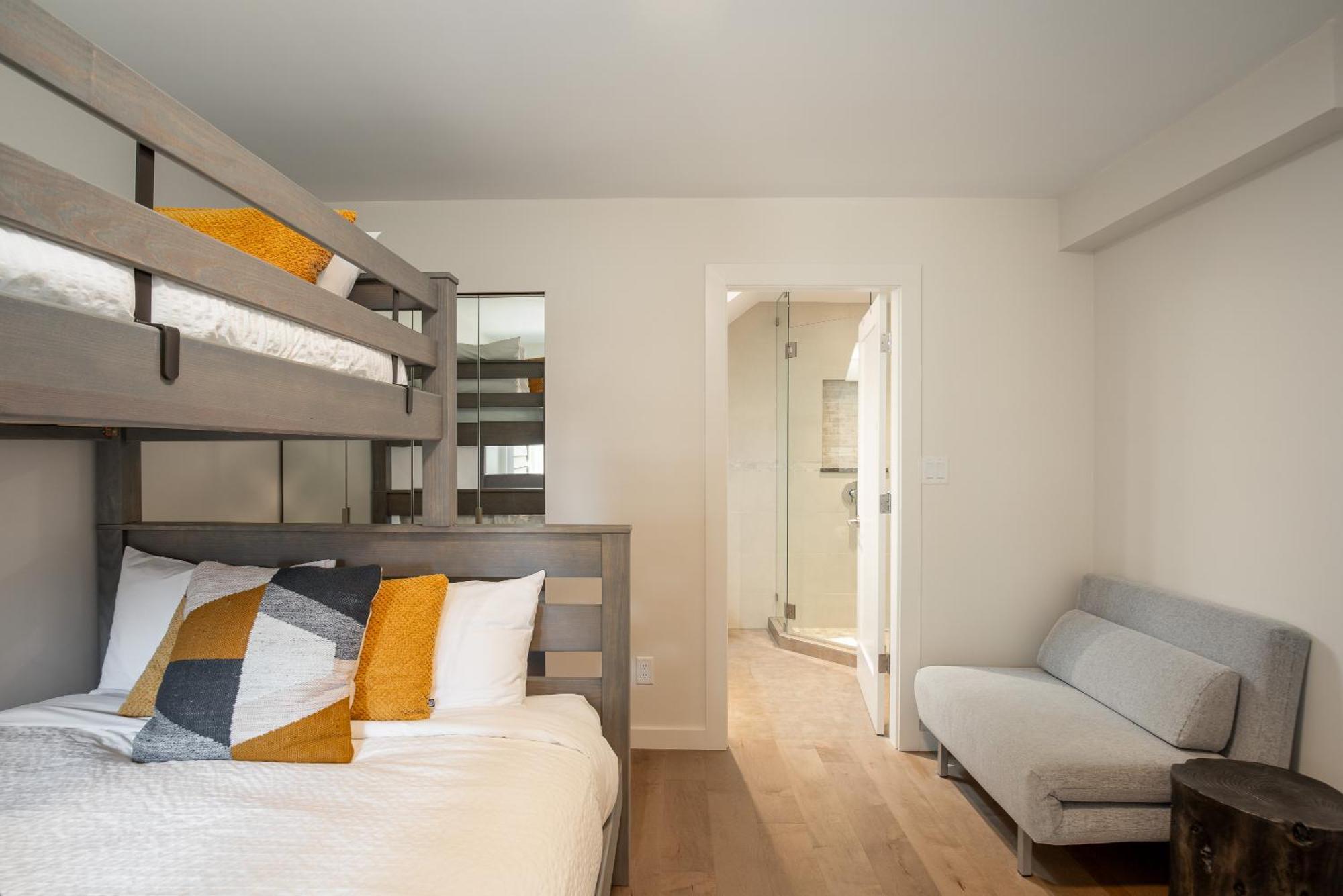 Spacious And Modern Vacation In And Shuttle Out By Harmony Holiday home Whistler